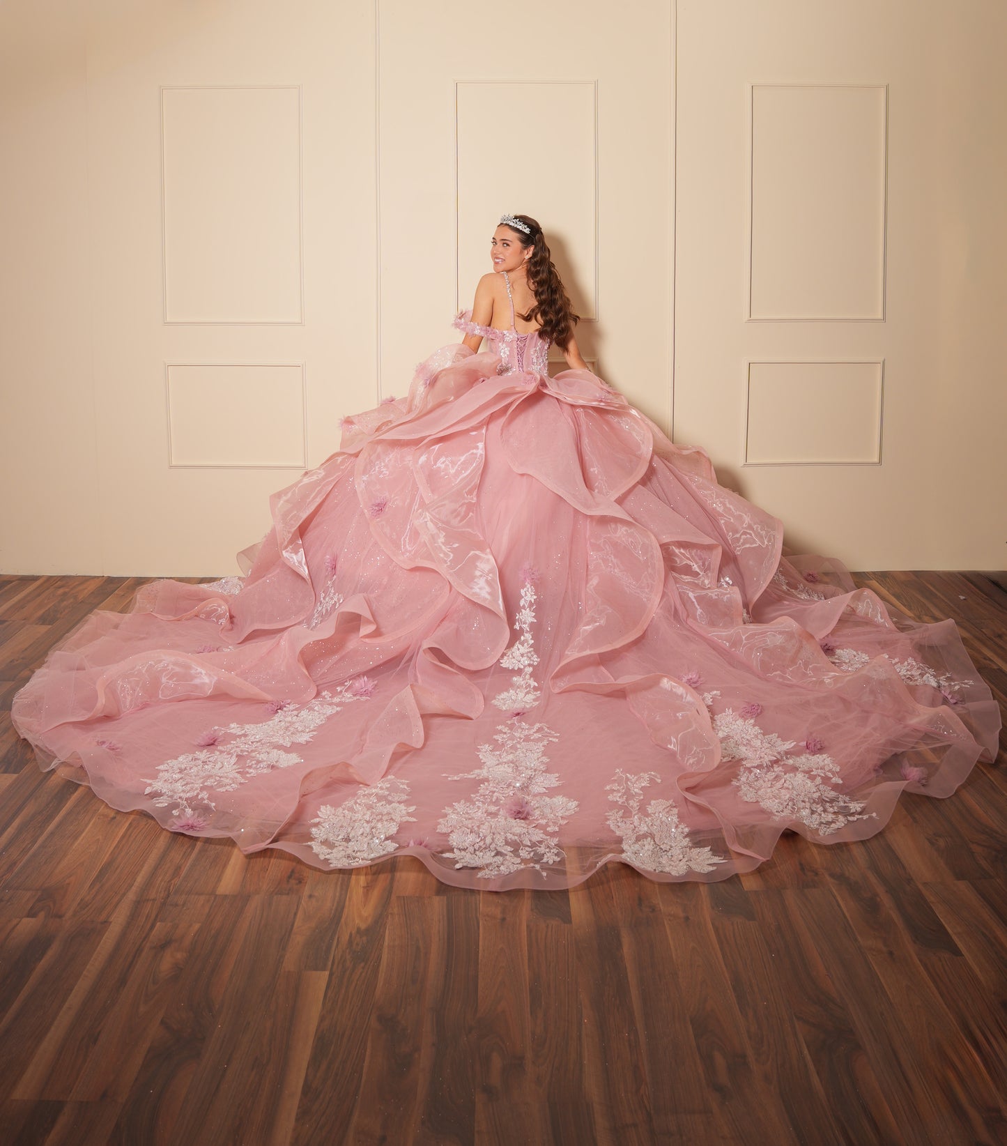 Vestido de XV Años Rosa Pedrería Blanca con Flores un Tirante y Olanes en el Cauda
