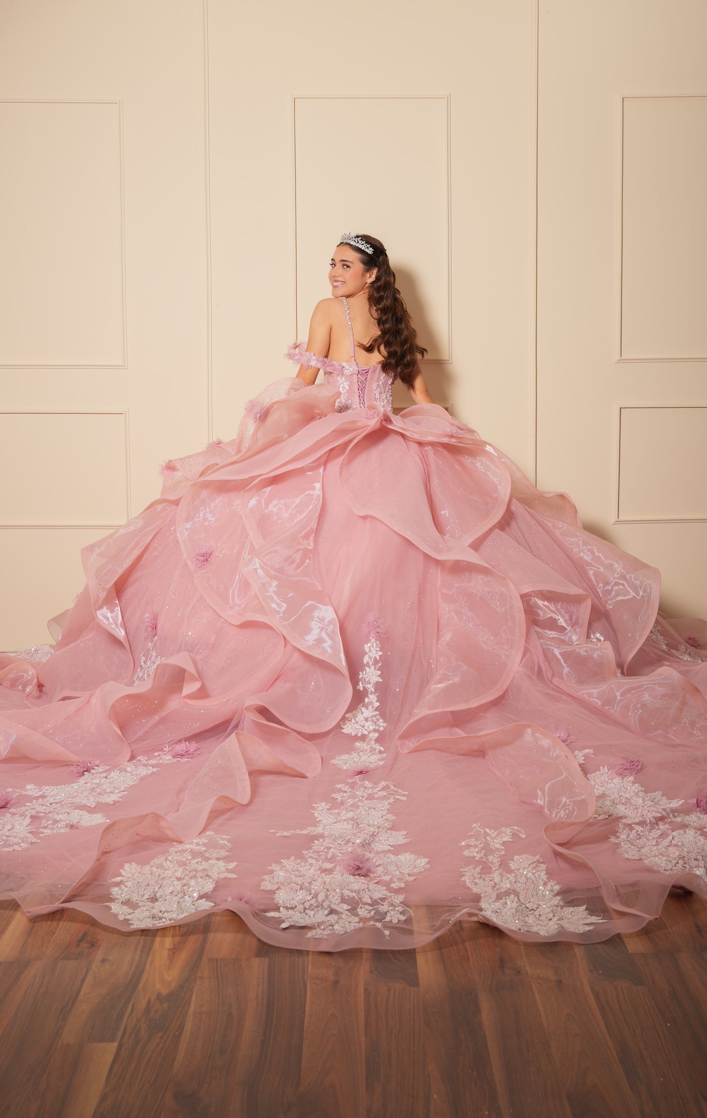Vestido de XV Años Rosa Pedrería Blanca con Flores un Tirante y Olanes en el Cauda