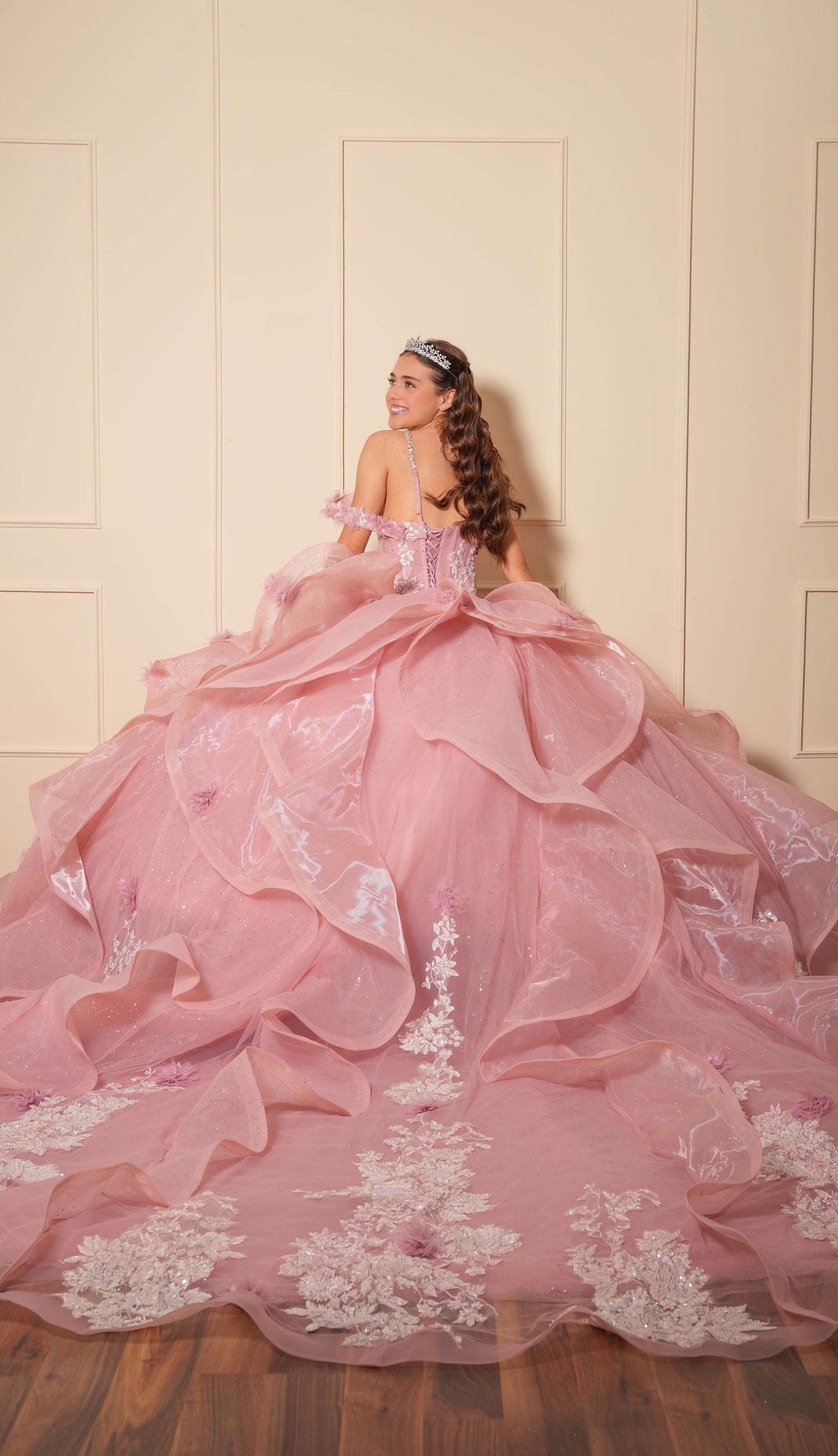 Vestido de XV Años Rosa Pedrería Blanca con Flores un Tirante y Olanes en el Cauda