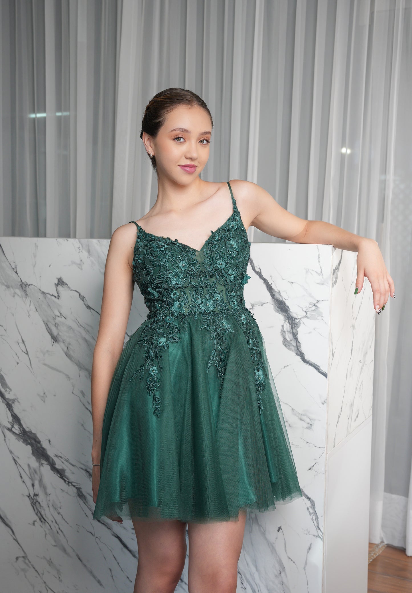 Vestido XV Años Verde Esmeralda Encaje Bordado Corto