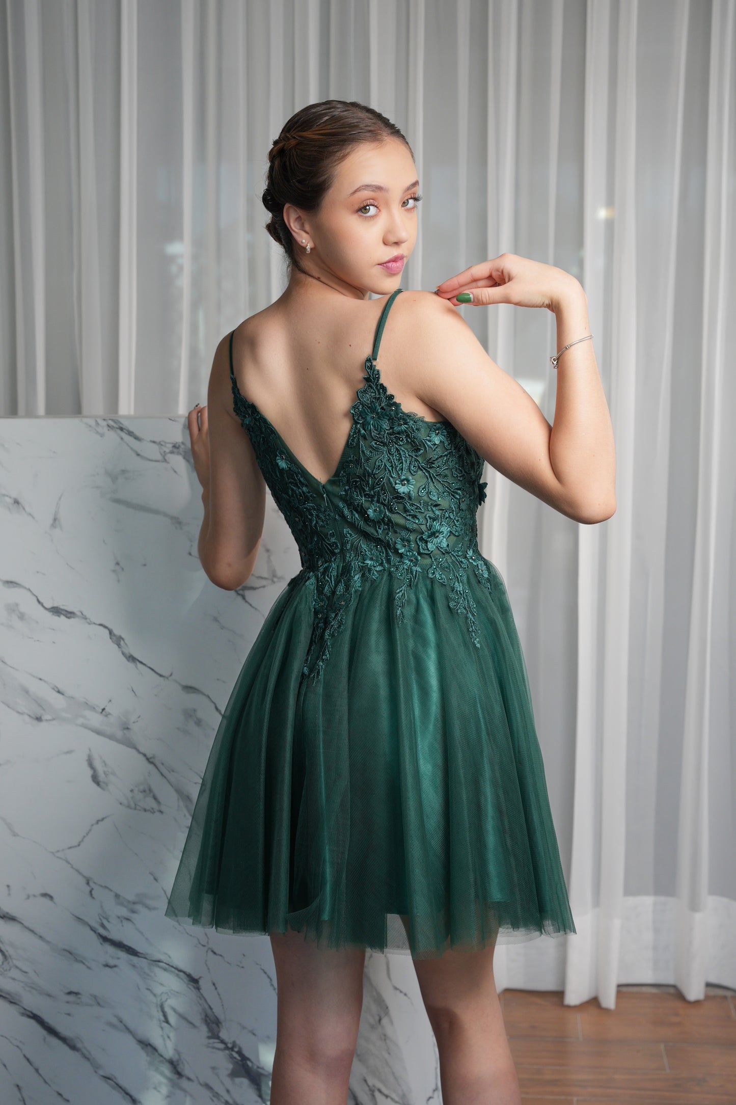 Vestido XV Años Verde Esmeralda Encaje Bordado Corto