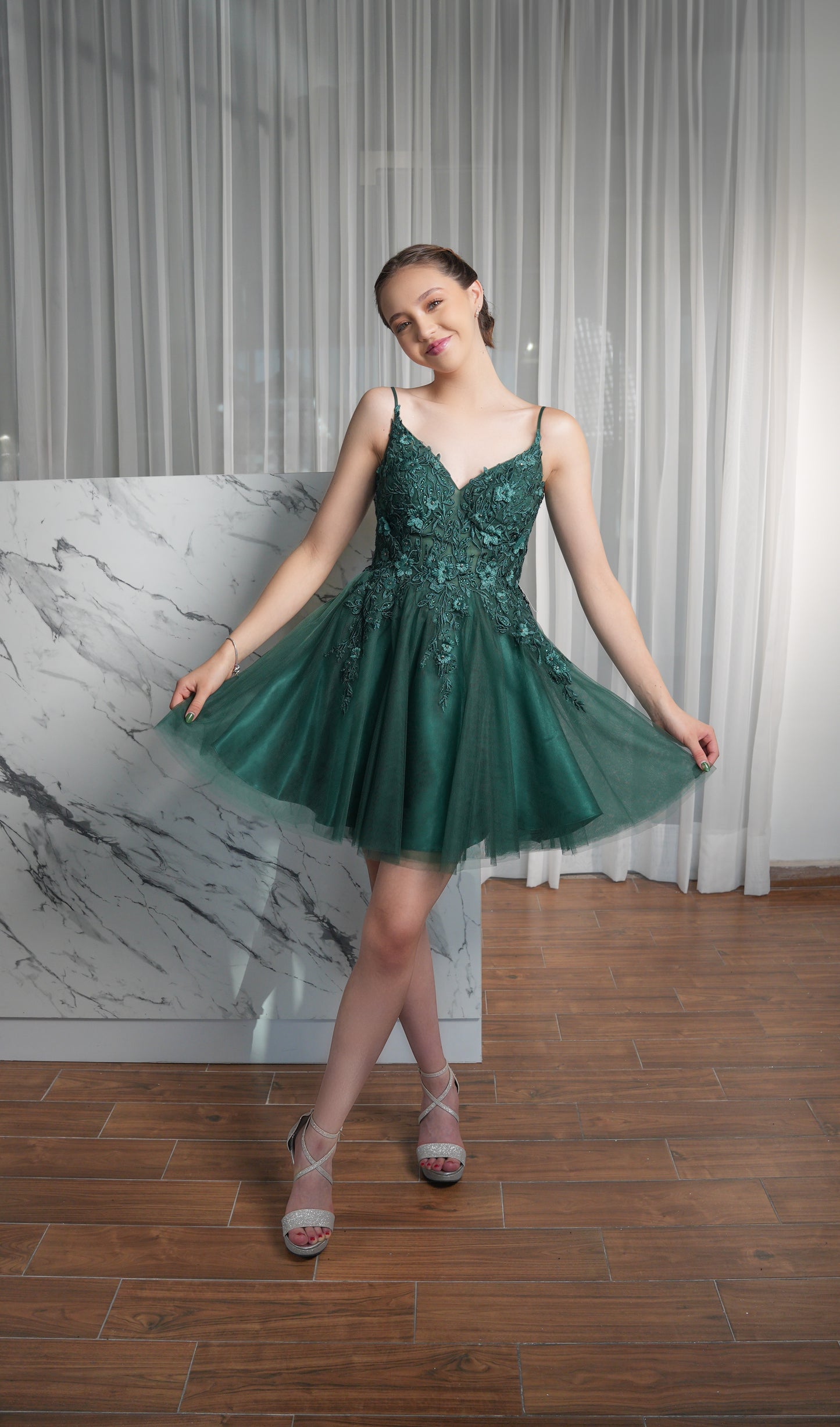 Vestido XV Años Verde Esmeralda Encaje Bordado Corto