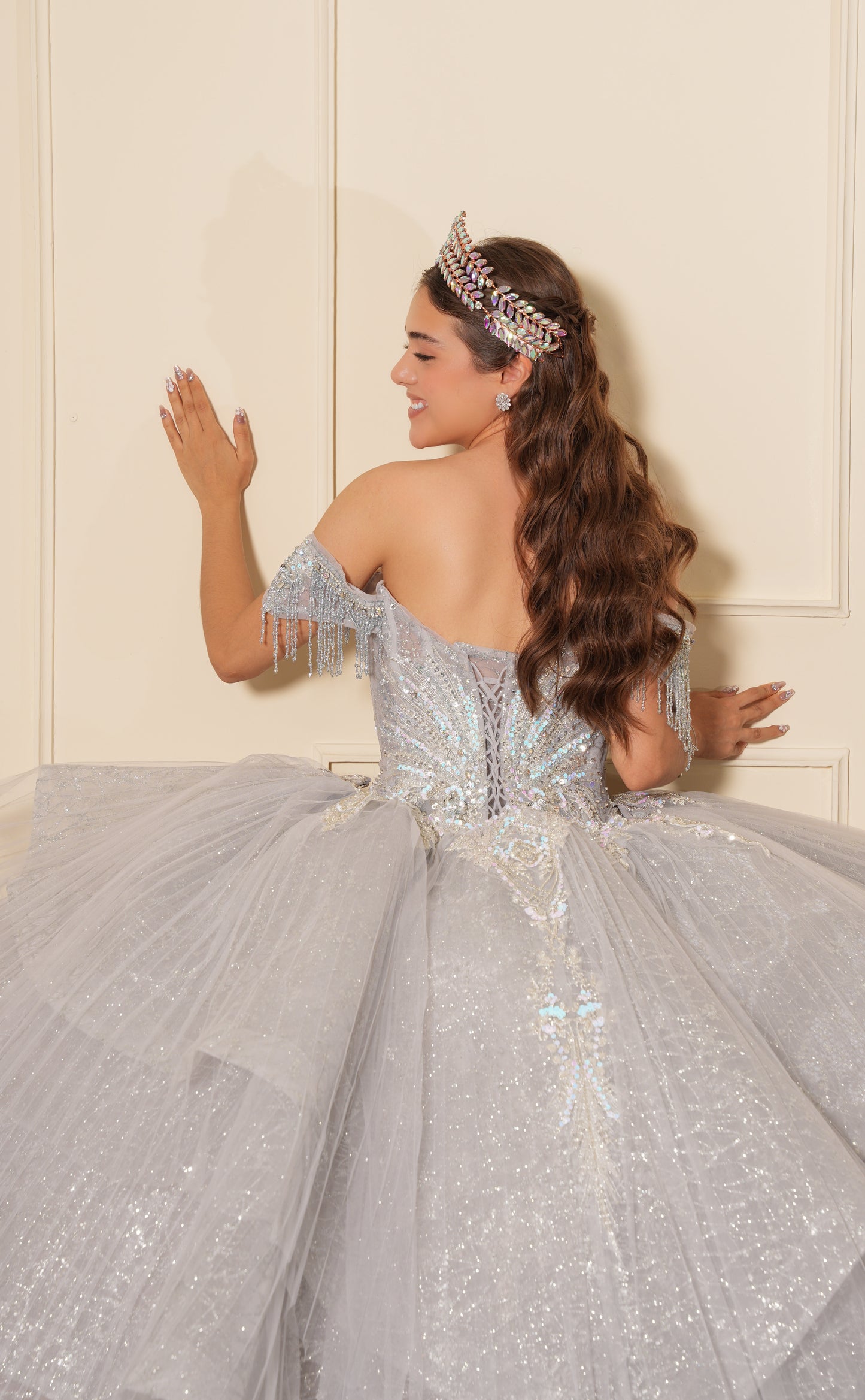 Vestido de XV Años Plateado con Pedrería y Cadenas en Mangas Caídas
