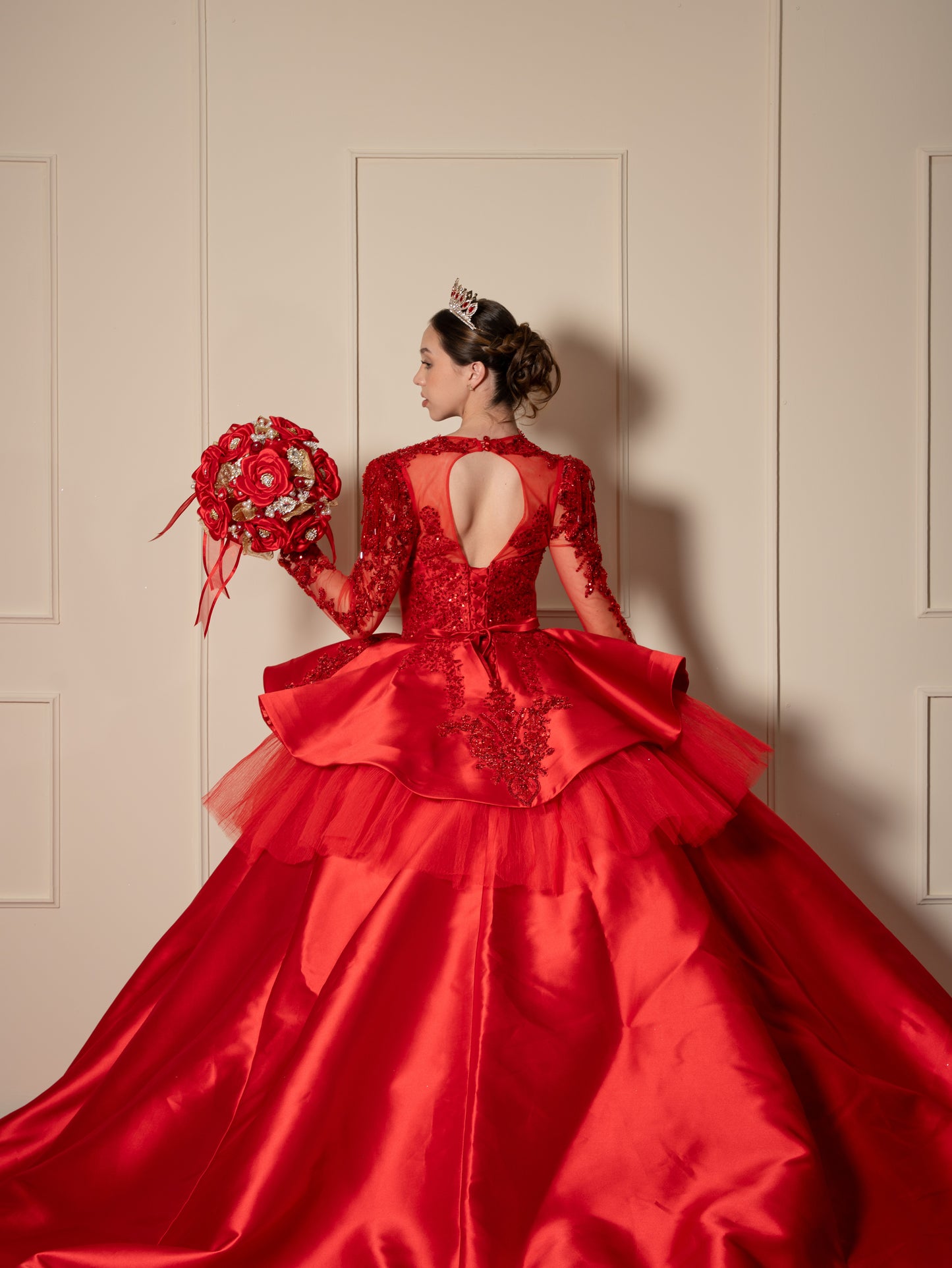 Vestido de XV Años Rojo de Manga Larga con Cauda y Espalda Descubierta