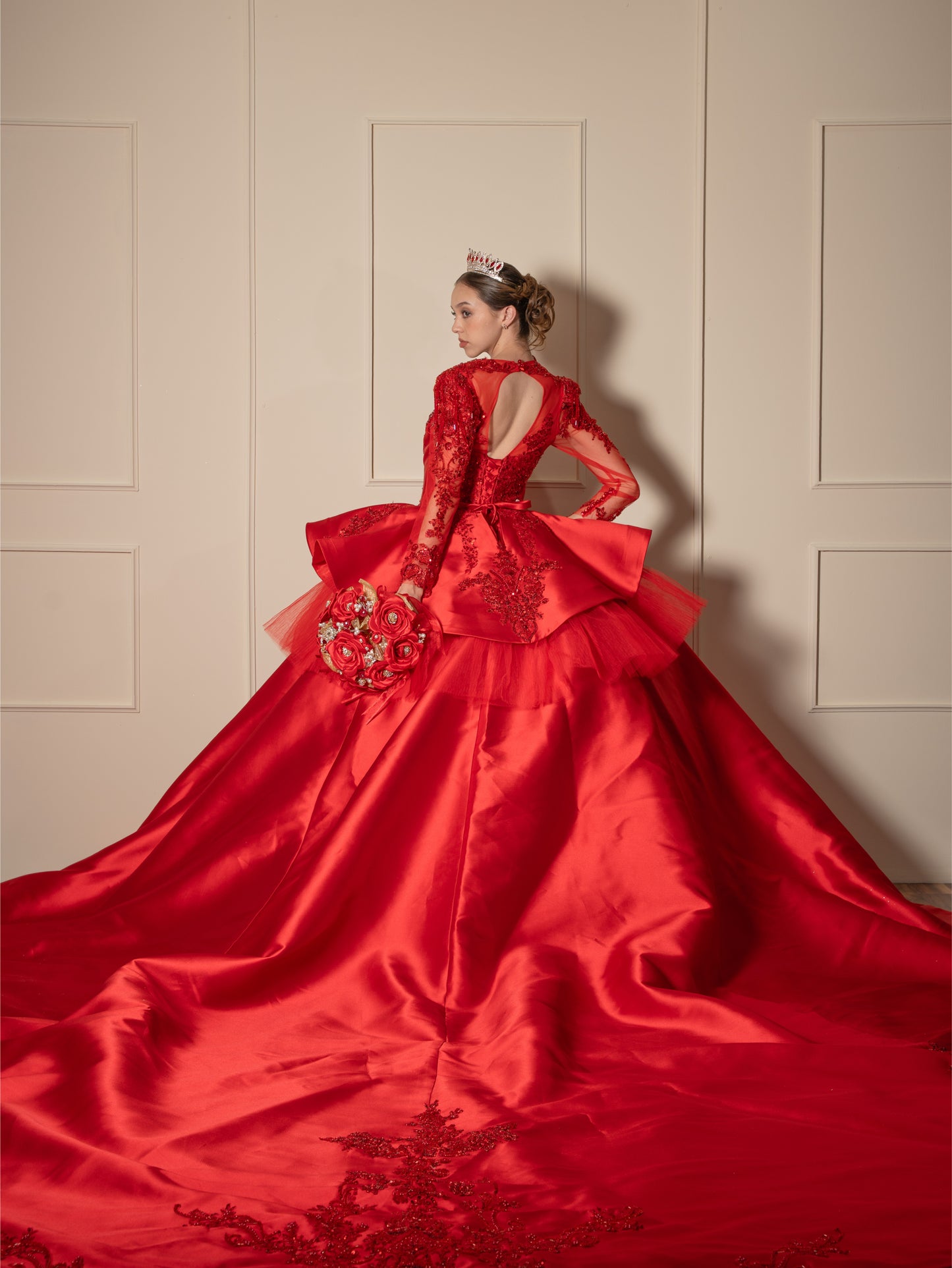 Vestido de XV Años Rojo de Manga Larga con Cauda y Espalda Descubierta