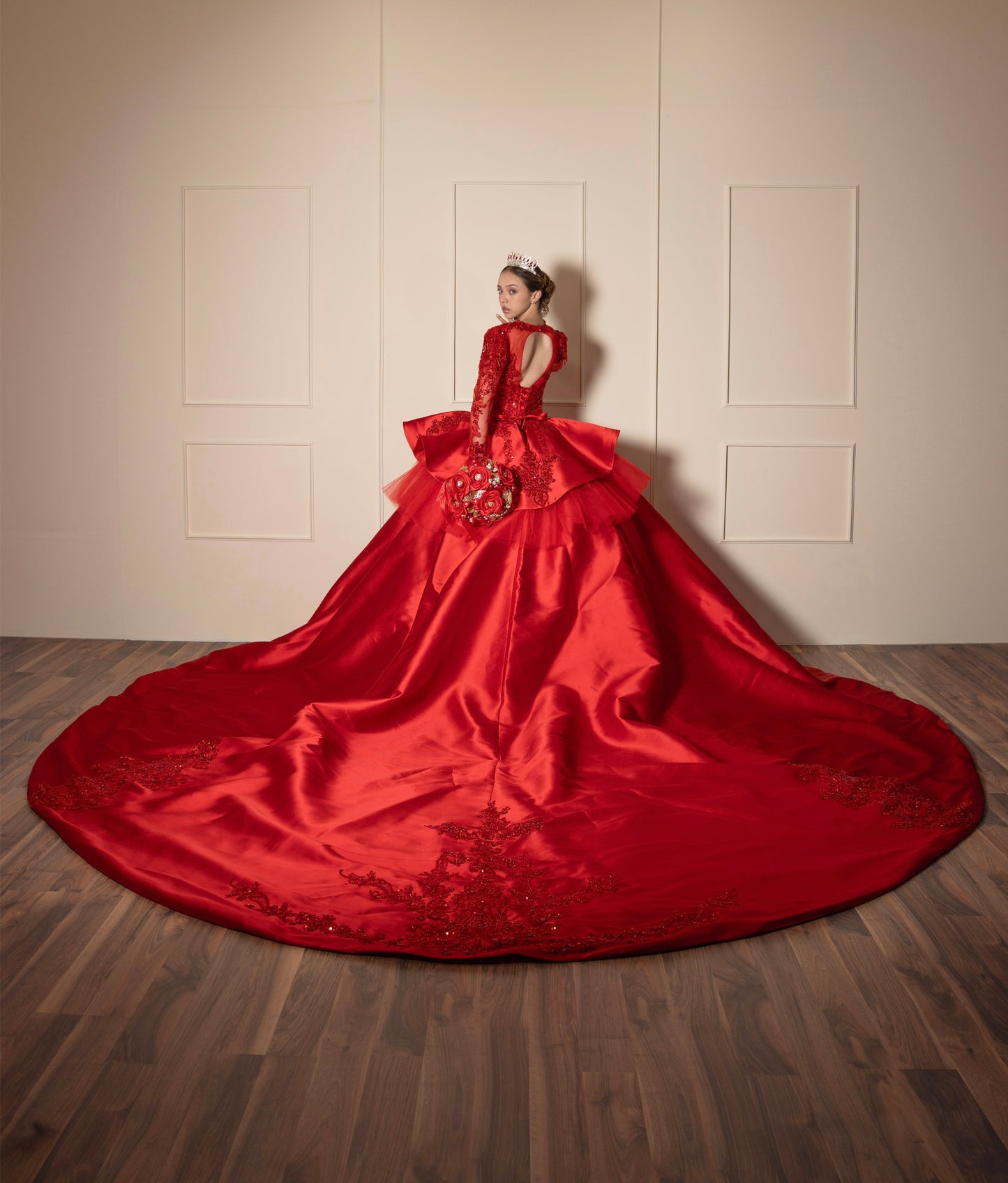 Vestido de XV Años Rojo de Manga Larga con Cauda y Espalda Descubierta