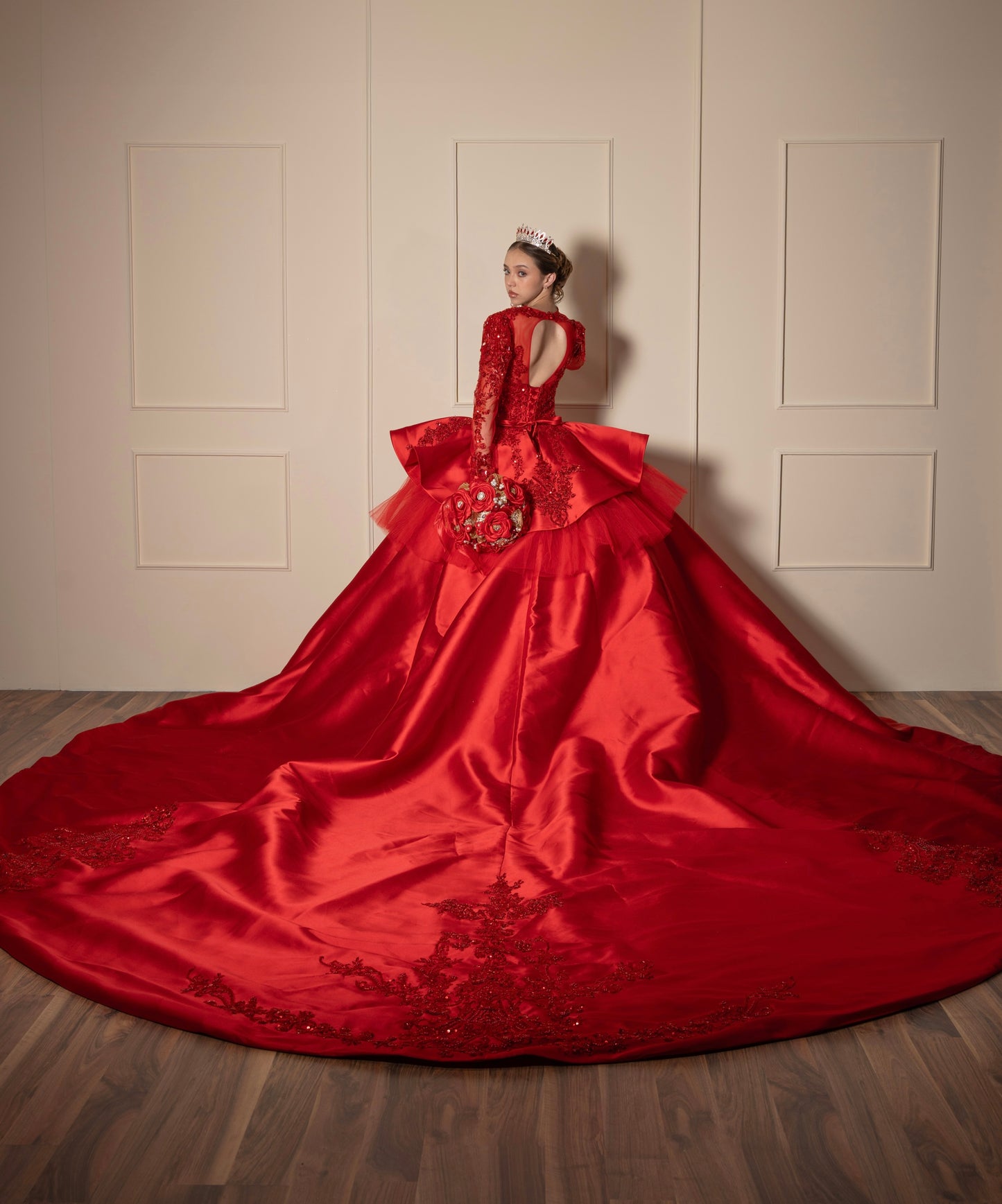 Vestido de XV Años Rojo de Manga Larga con Cauda y Espalda Descubierta
