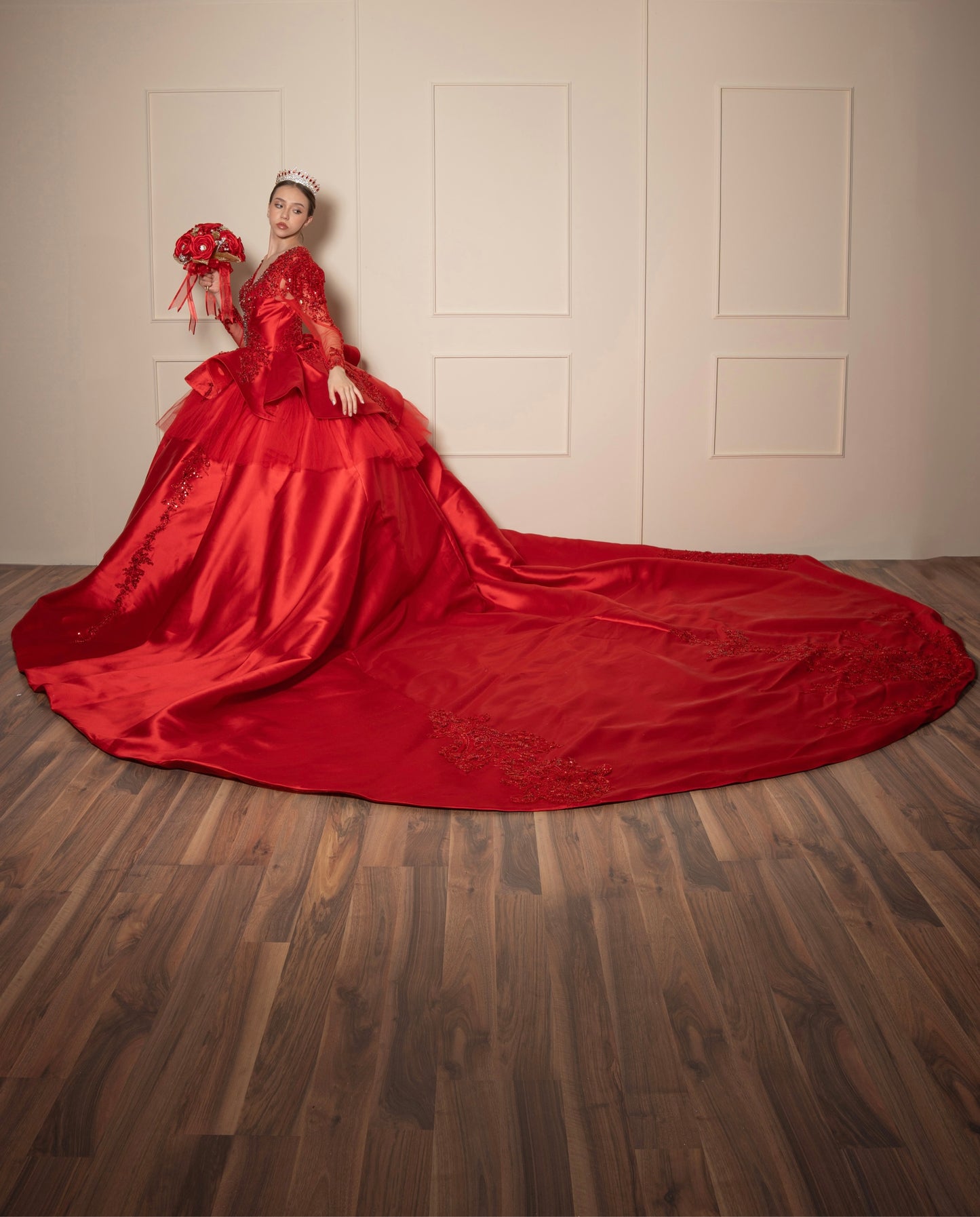Vestido de XV Años Rojo de Manga Larga con Cauda y Espalda Descubierta