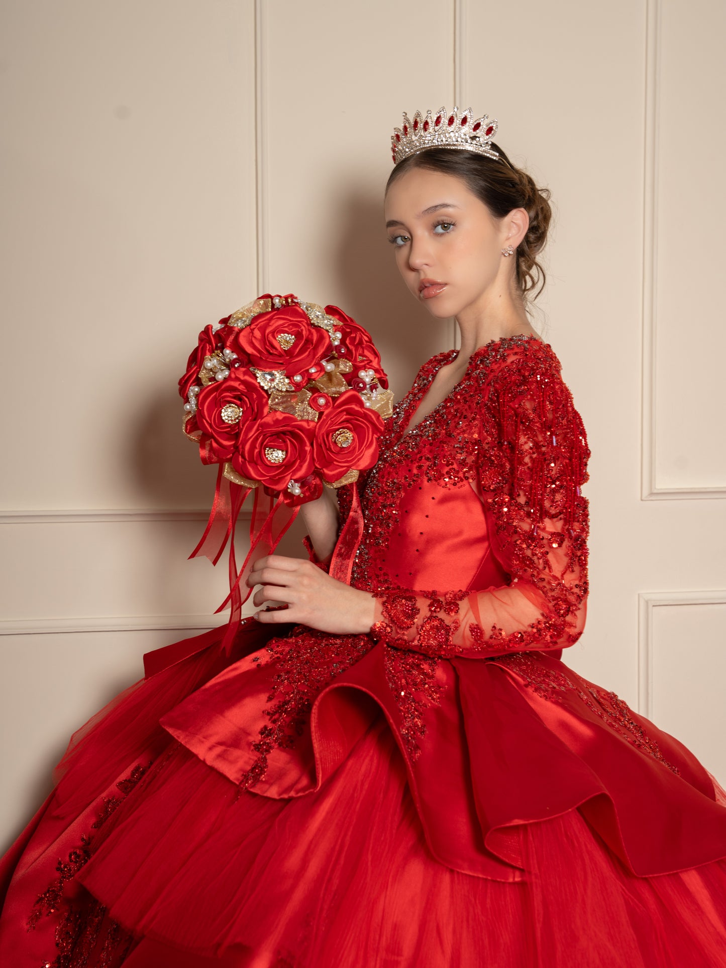 Vestido de XV Años Rojo de Manga Larga con Cauda y Espalda Descubierta