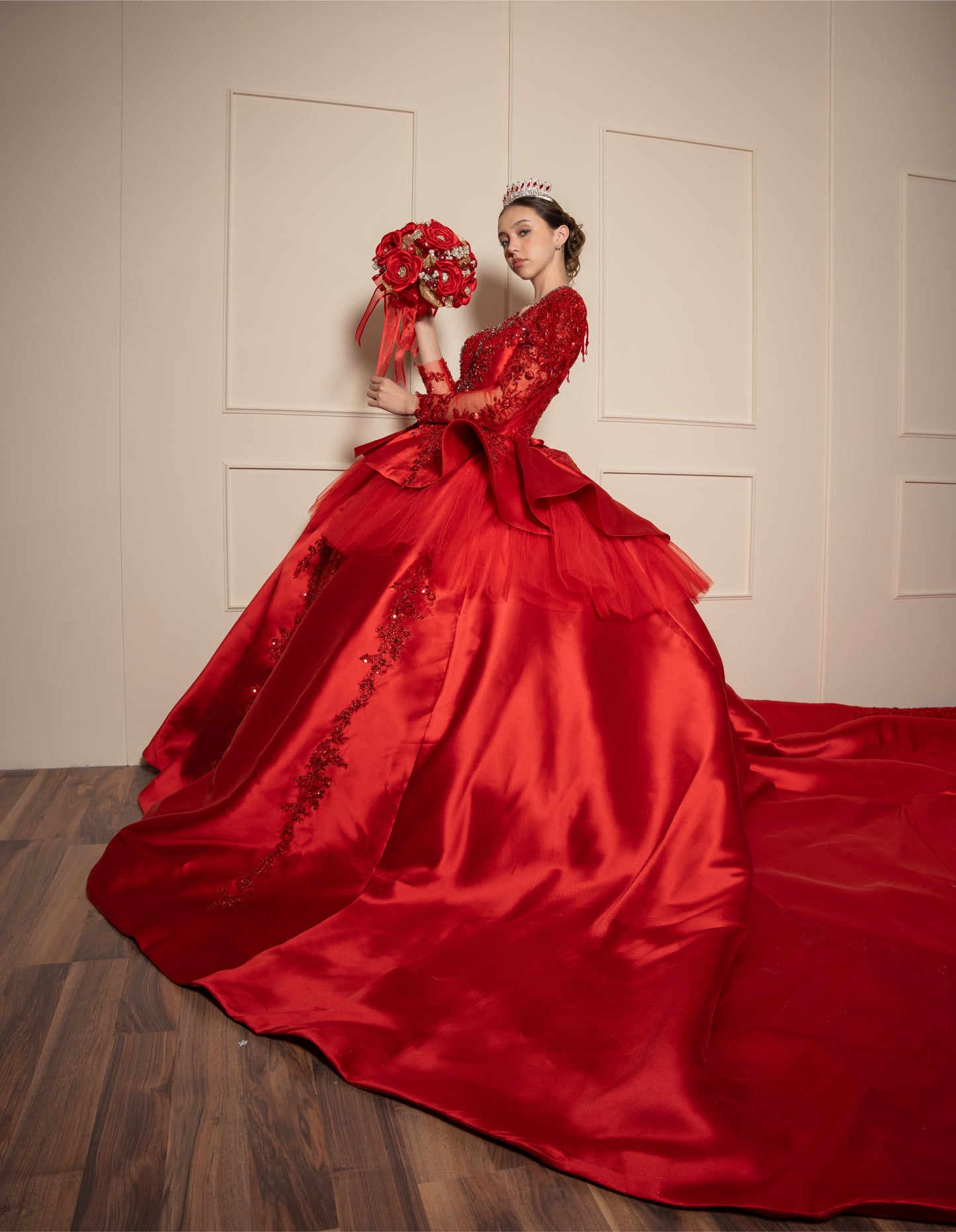 Vestido de XV Años Rojo de Manga Larga con Cauda y Espalda Descubierta