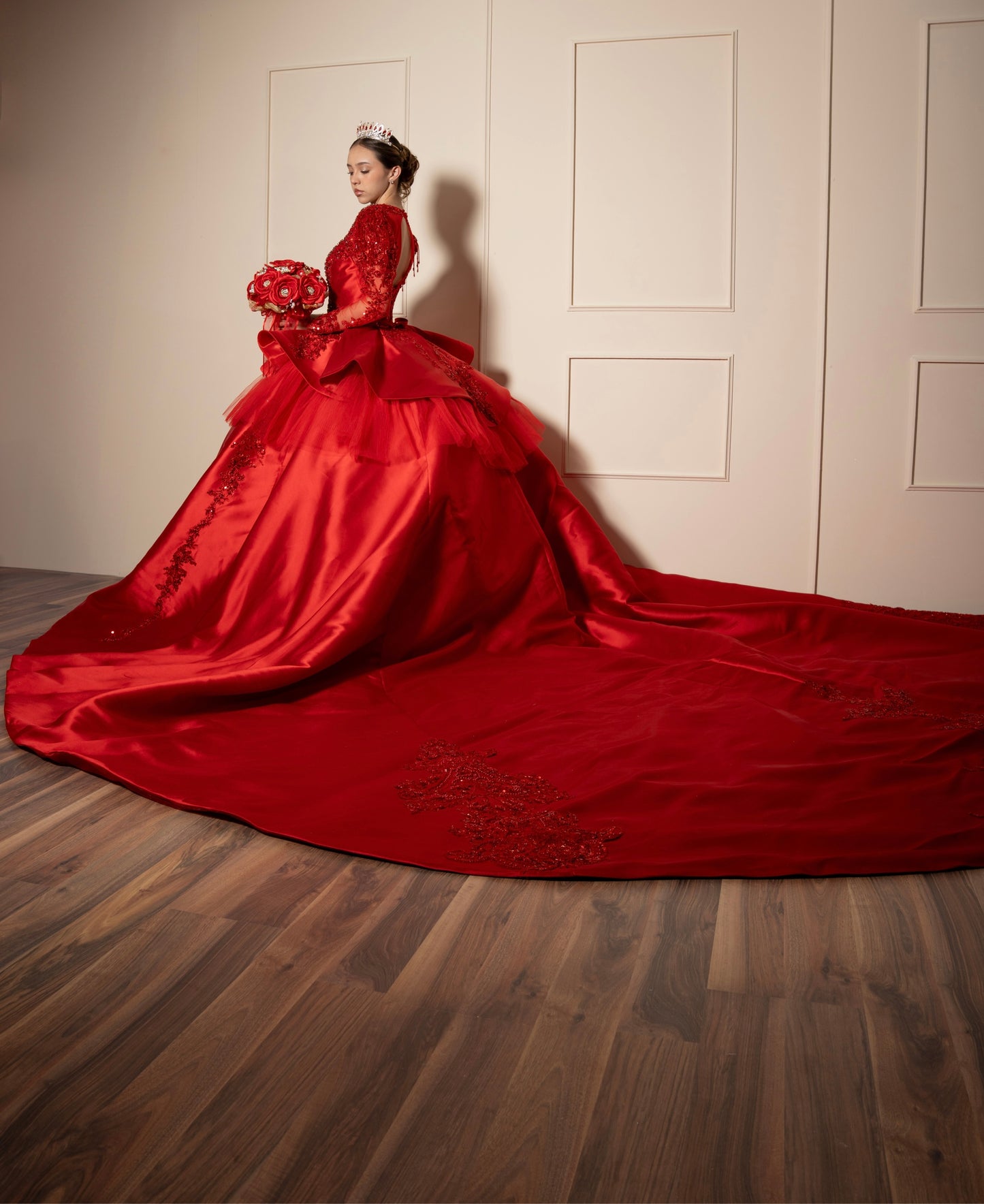 Vestido de XV Años Rojo de Manga Larga con Cauda y Espalda Descubierta