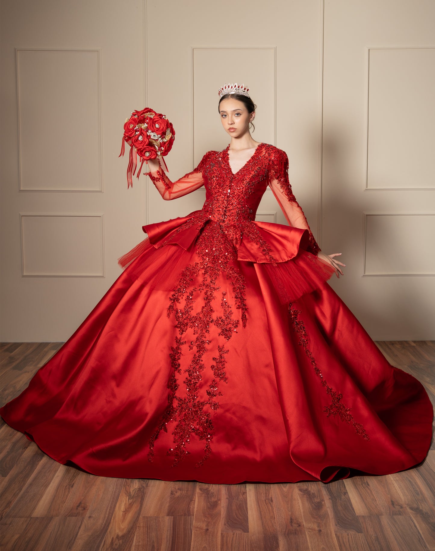 Vestido de XV Años Rojo de Manga Larga con Cauda y Espalda Descubierta