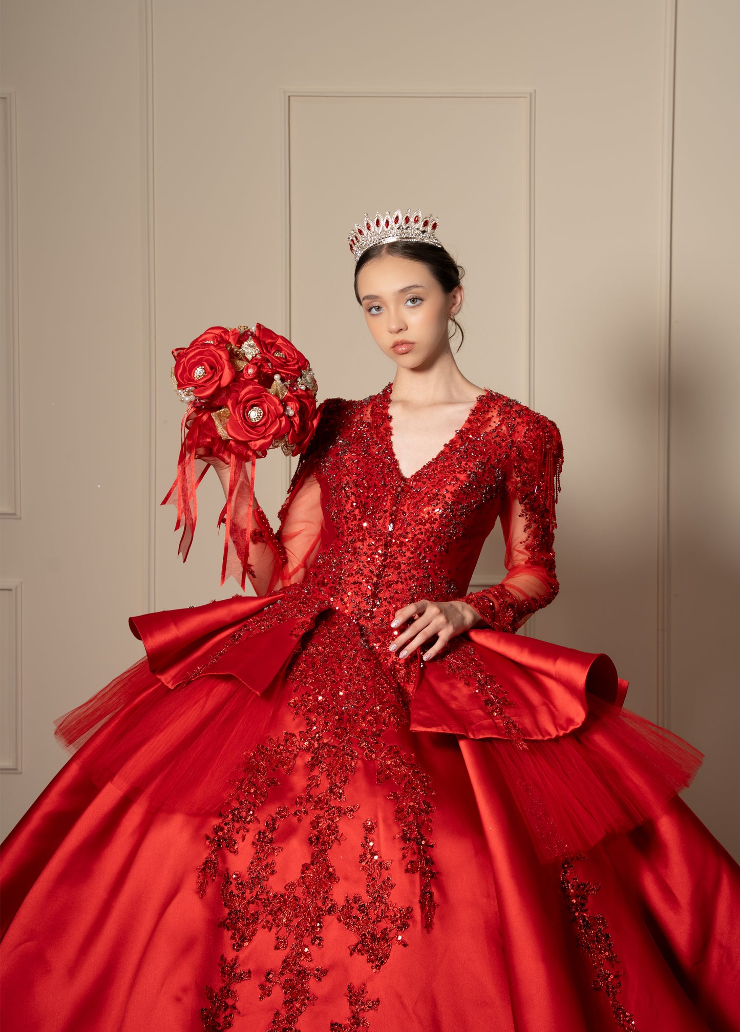 Vestido de XV Años Rojo de Manga Larga con Cauda y Espalda Descubierta