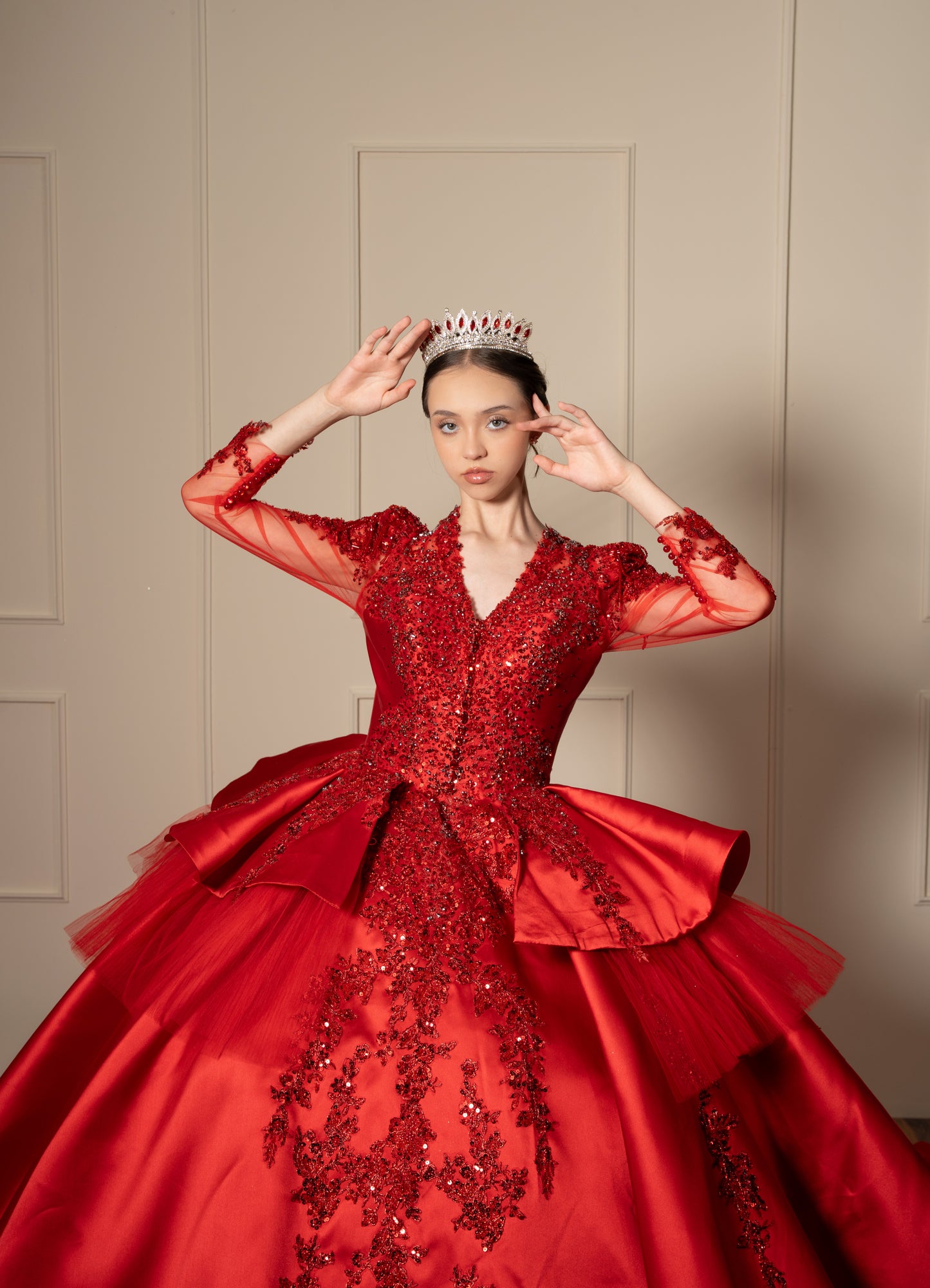 Vestido de XV Años Rojo de Manga Larga con Cauda y Espalda Descubierta