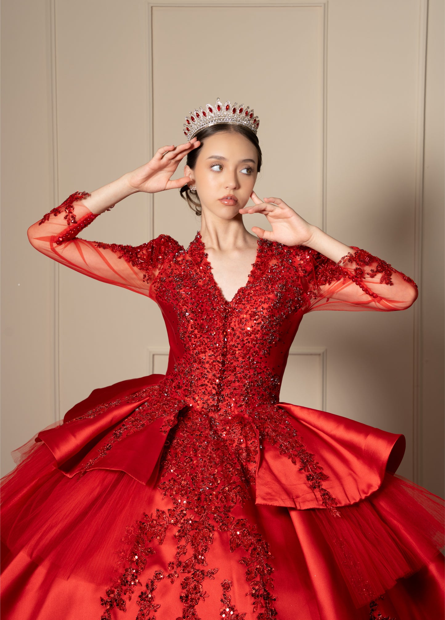 Vestido de XV Años Rojo de Manga Larga con Cauda y Espalda Descubierta