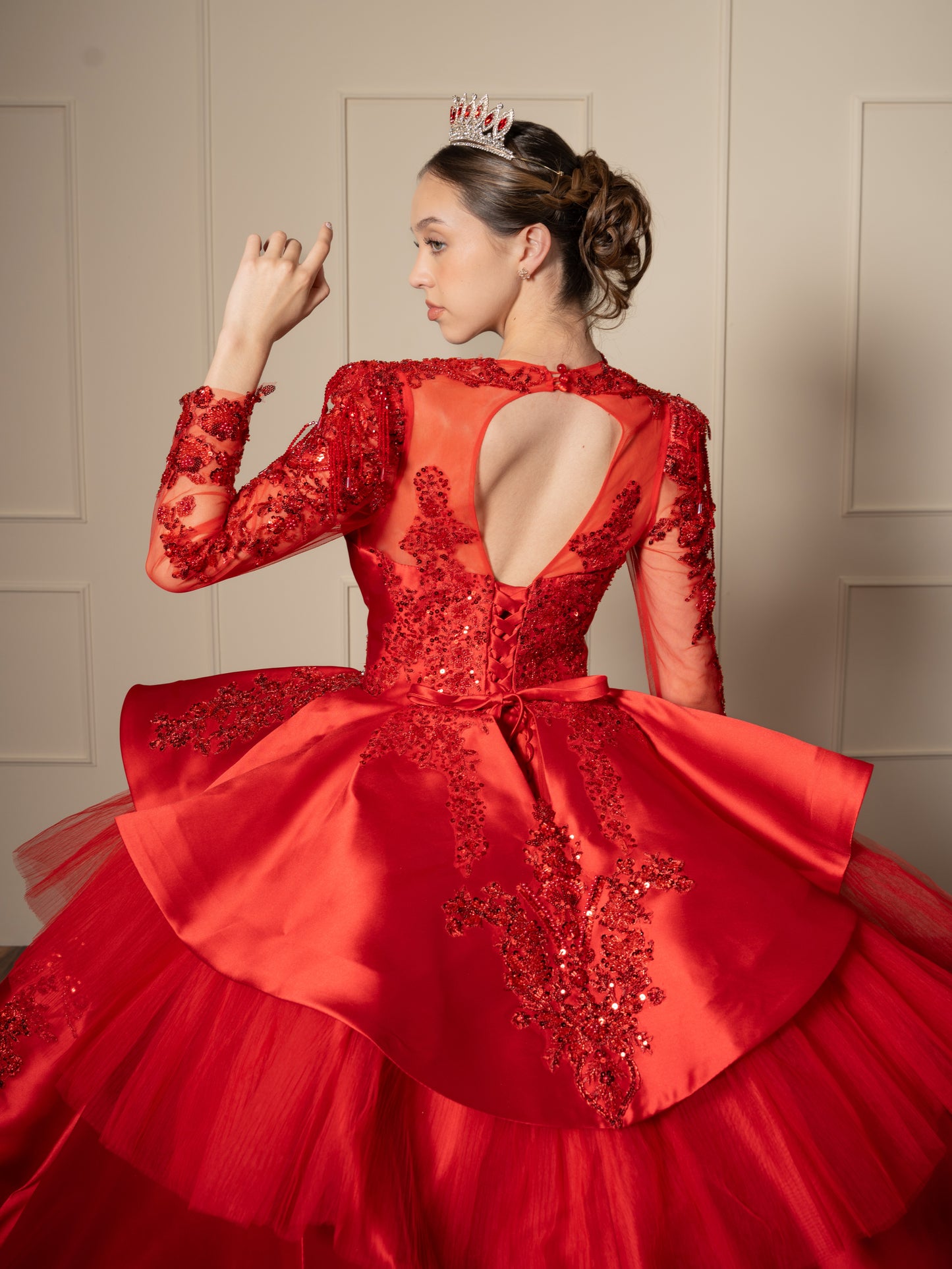 Vestido de XV Años Rojo de Manga Larga con Cauda y Espalda Descubierta