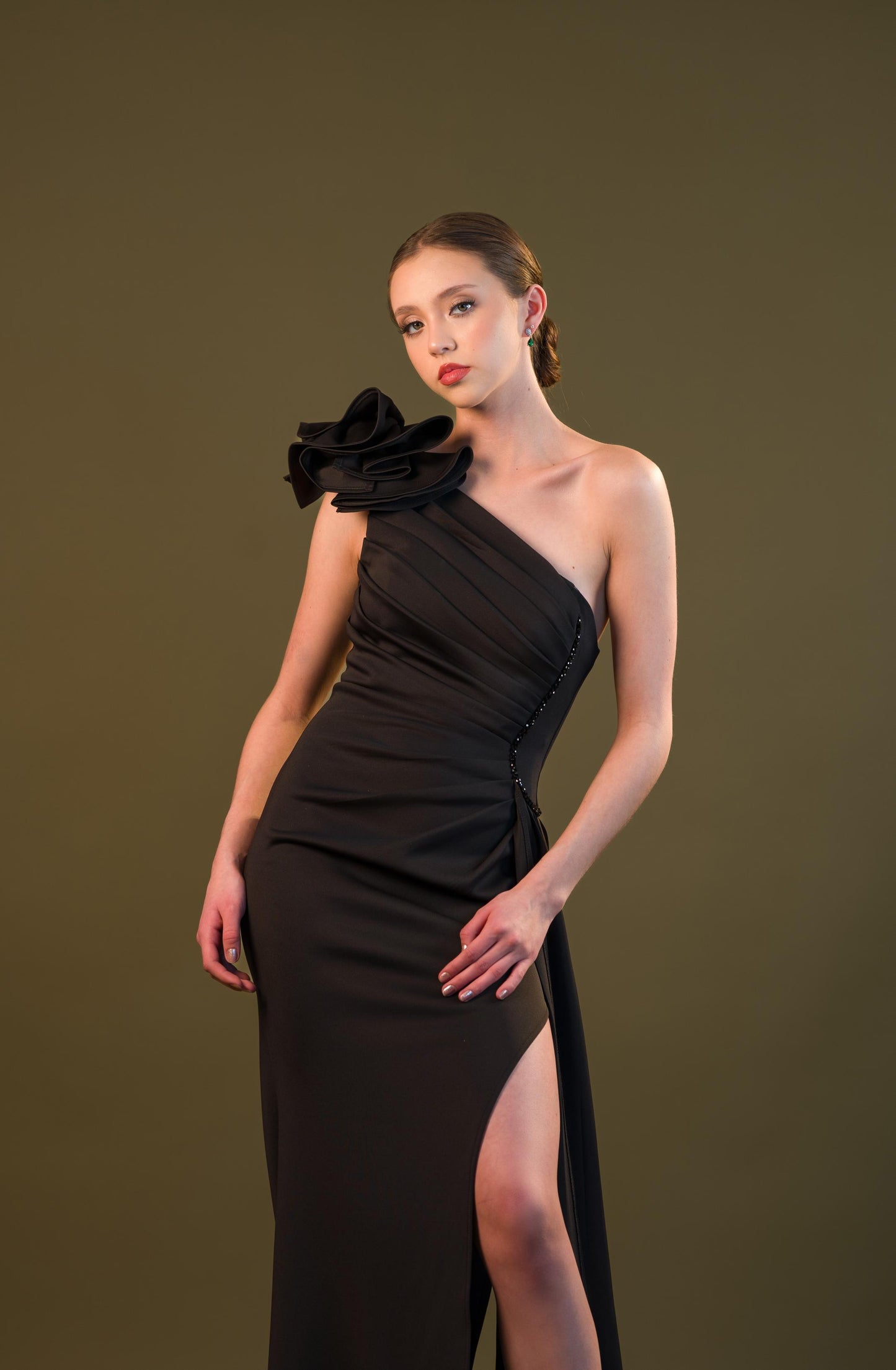 Negro Un Hombro Con Flor Y Banda