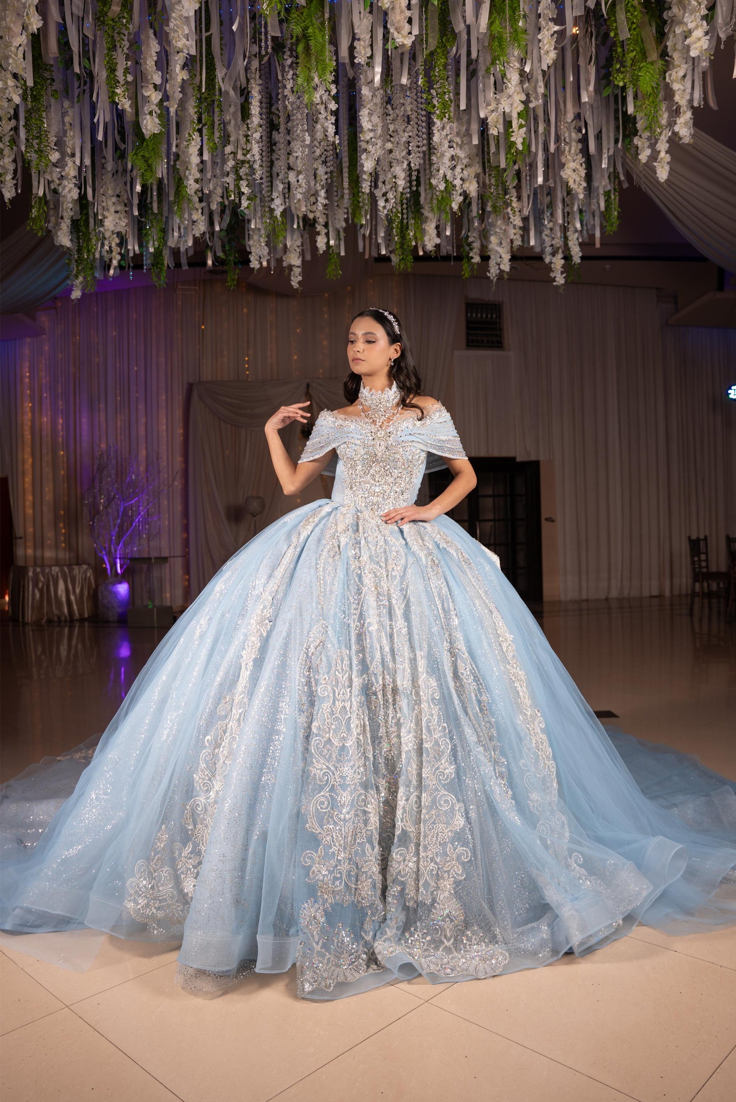 Vestido de XV Años Azul Cielo con Glitter Plateado Cauda con Olan