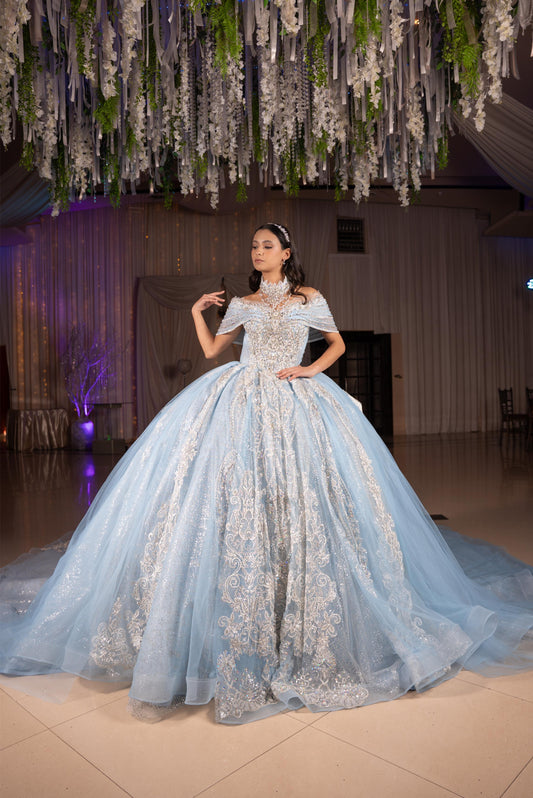 Vestido de XV Años Azul Cielo con Glitter Plateado Cauda con Olan