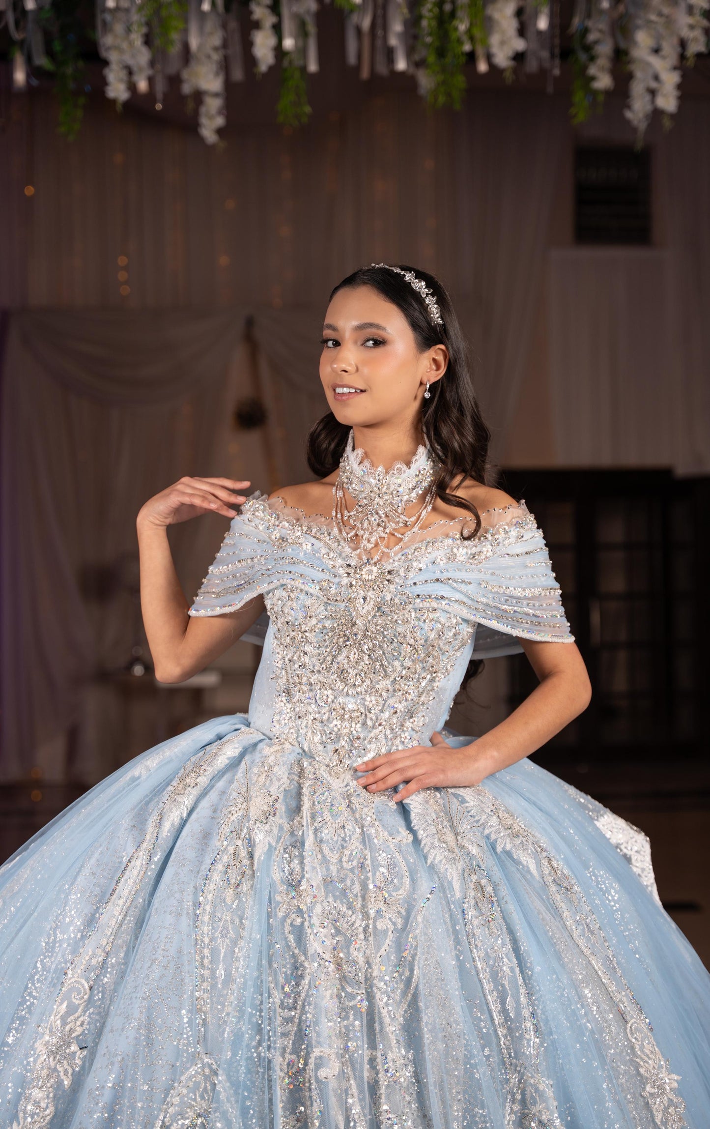 Vestido de XV Años Azul Cielo con Glitter Plateado Cauda con Olan