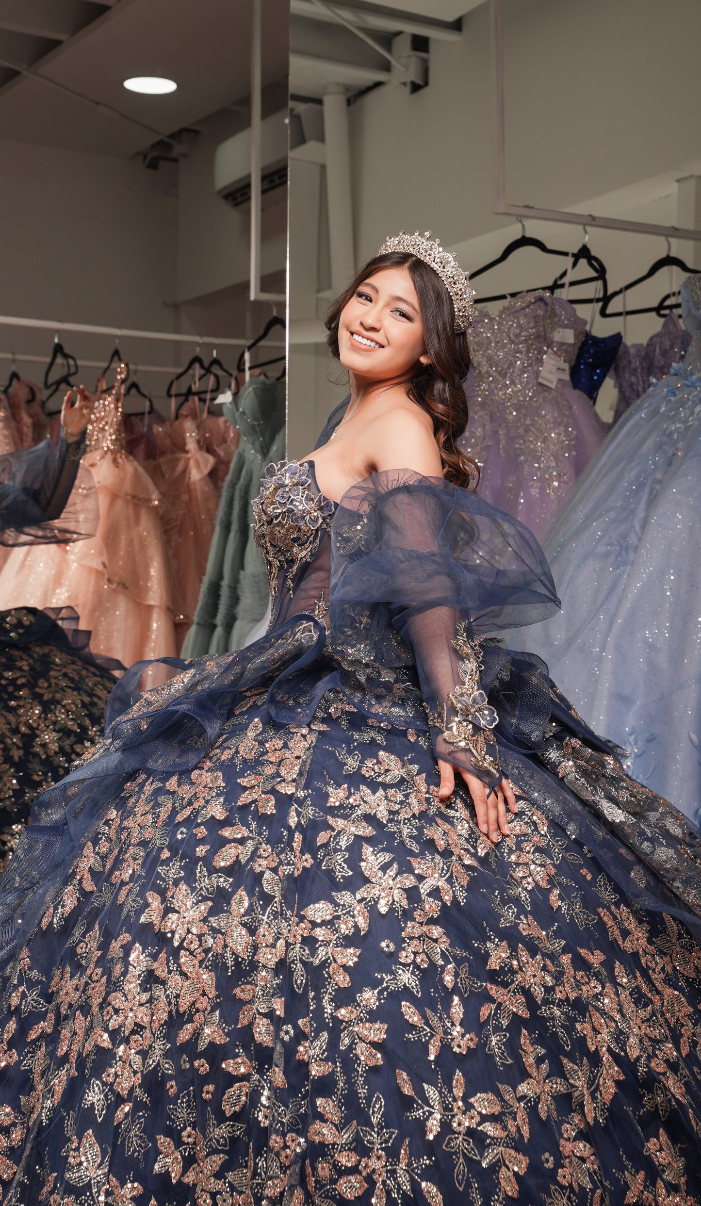 Vestido de XV Años Azul Marino con Dorado Moño y Mangas Amponas