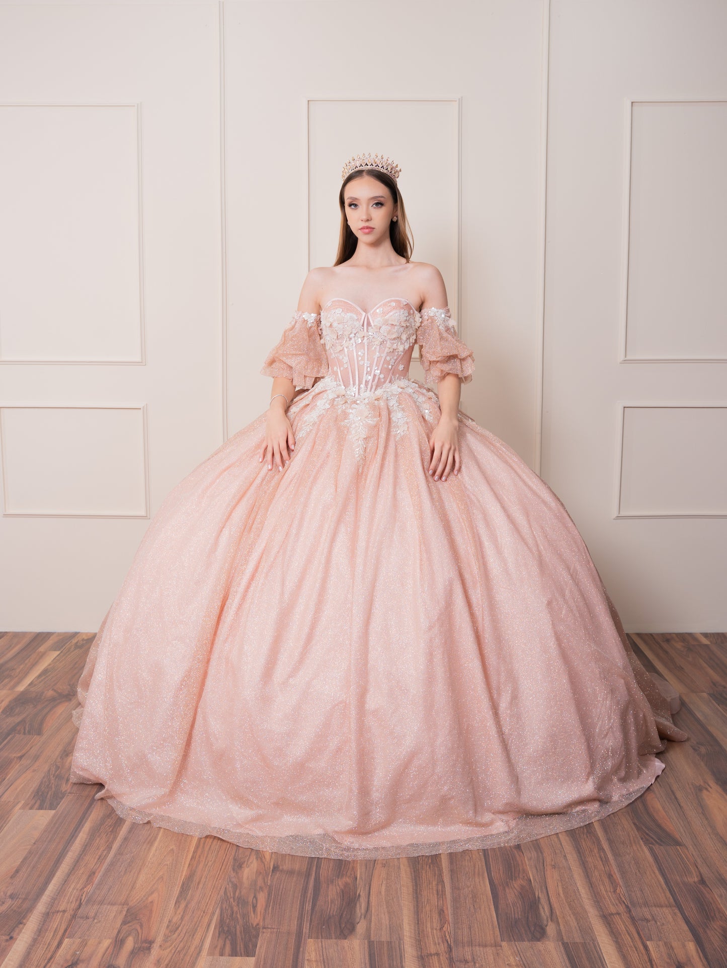 Vestido de XV Años Rose Gold Glitter Mangas Amponas con Encaje y Pedrería