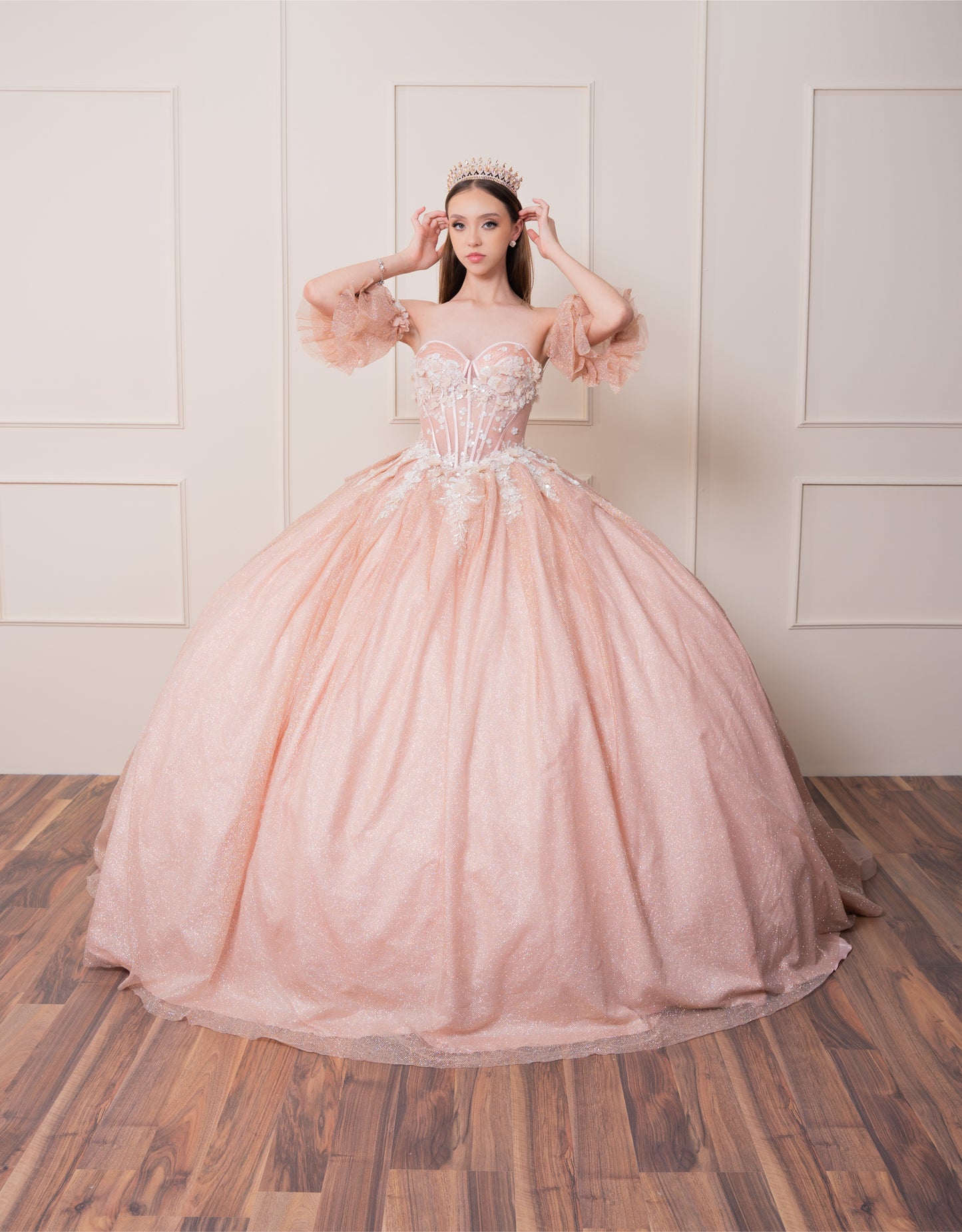 Vestido de XV Años Rose Gold Glitter Mangas Amponas con Encaje y Pedrería
