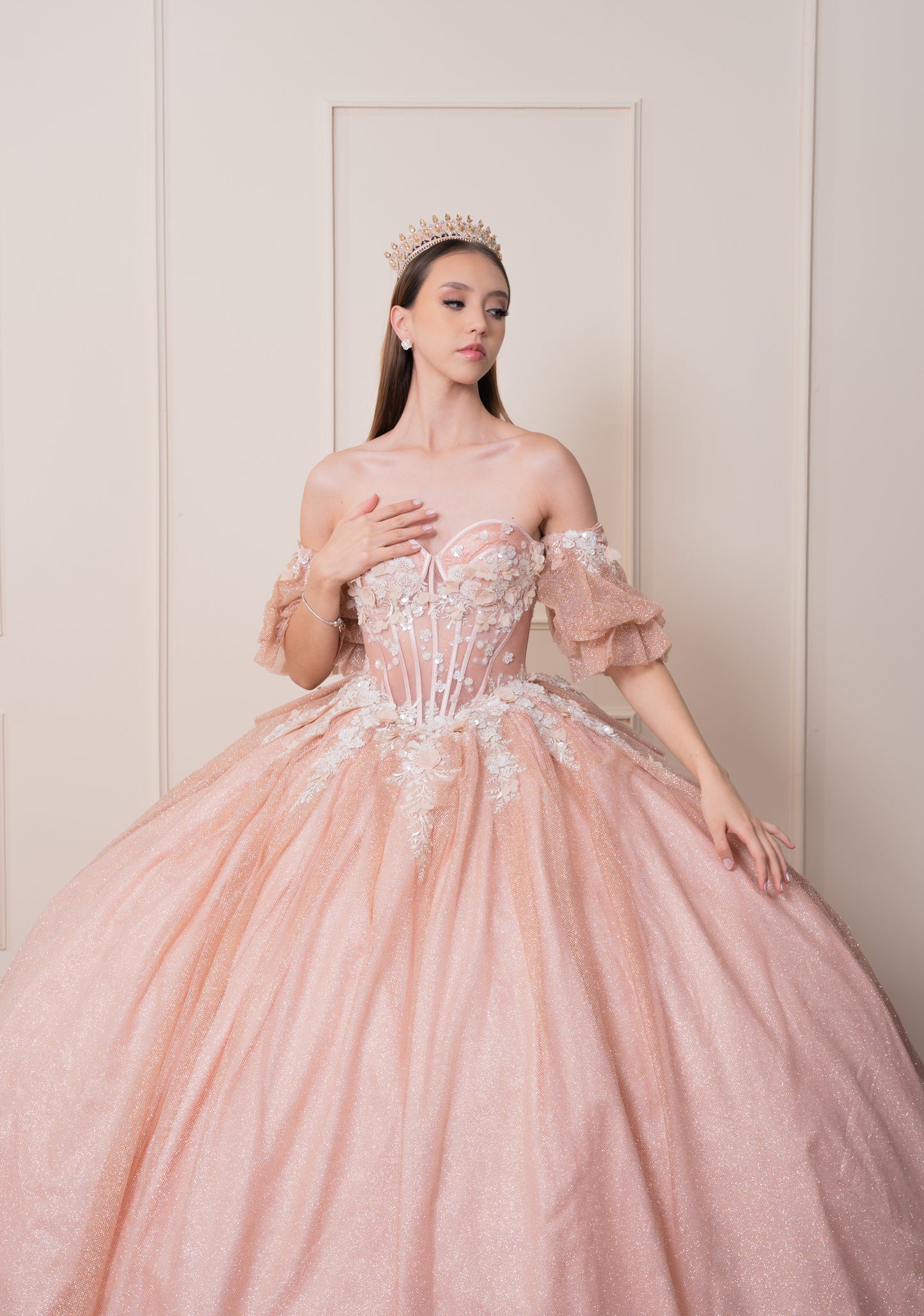 Vestido de XV Años Rose Gold Glitter Mangas Amponas con Encaje y Pedrería