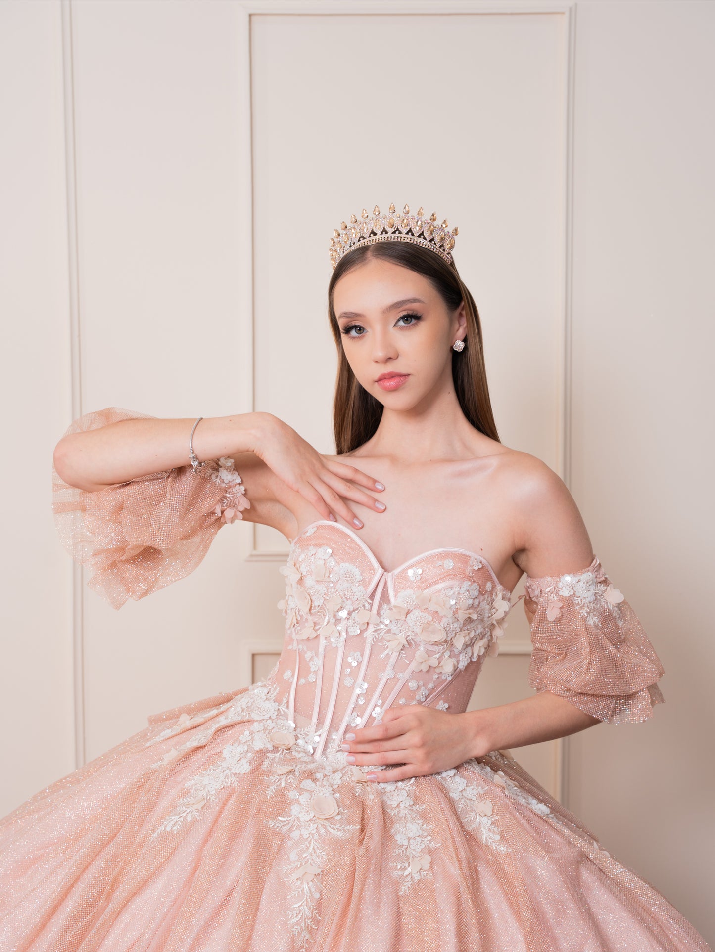 Vestido de XV Años Rose Gold Glitter Mangas Amponas con Encaje y Pedrería