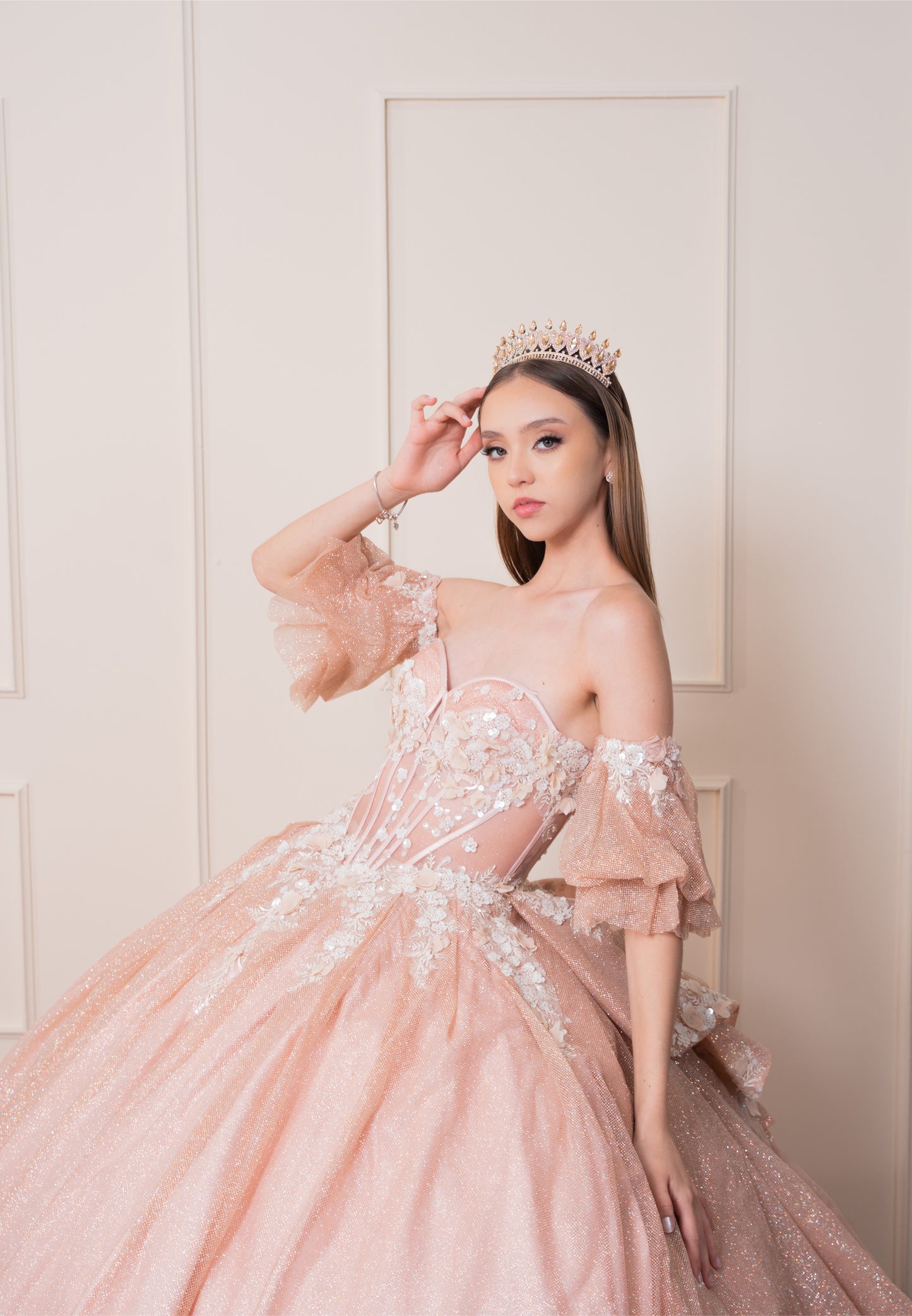 Vestido de XV Años Rose Gold Glitter Mangas Amponas con Encaje y Pedrería