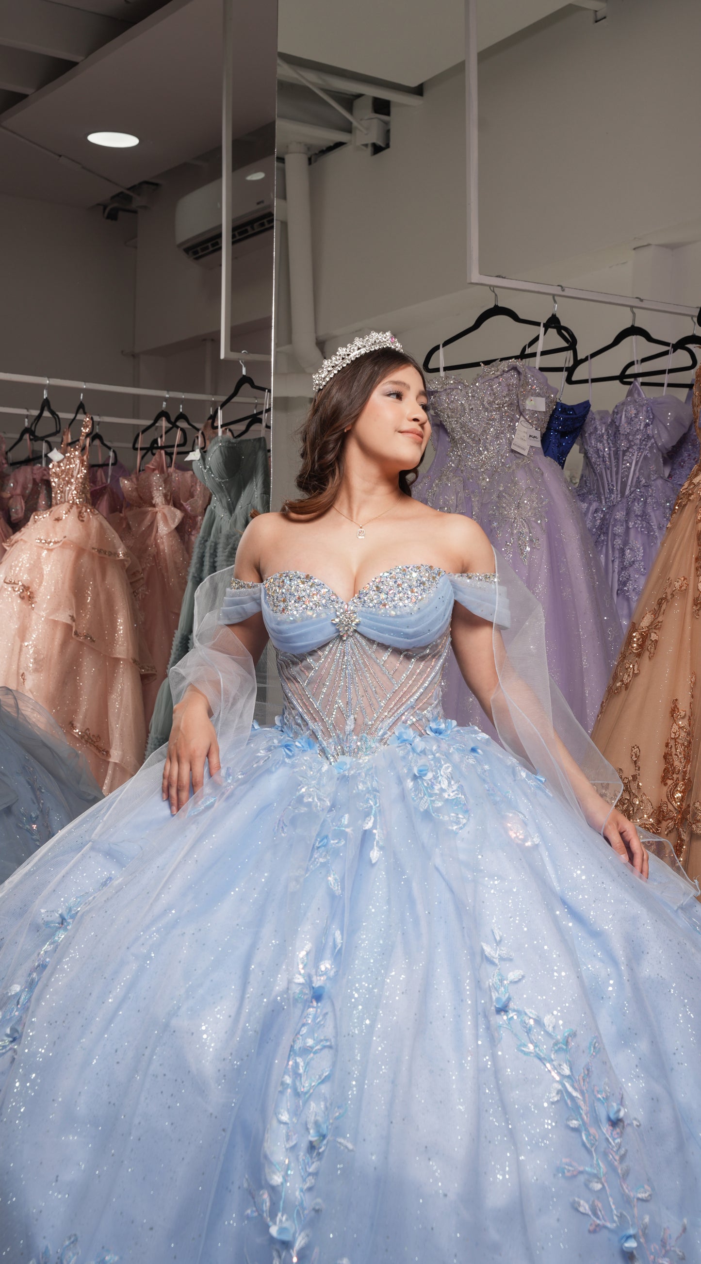 Vestido XV Años Azul Cielo Encaje Flores Manga Campesinas Piedras Pecho