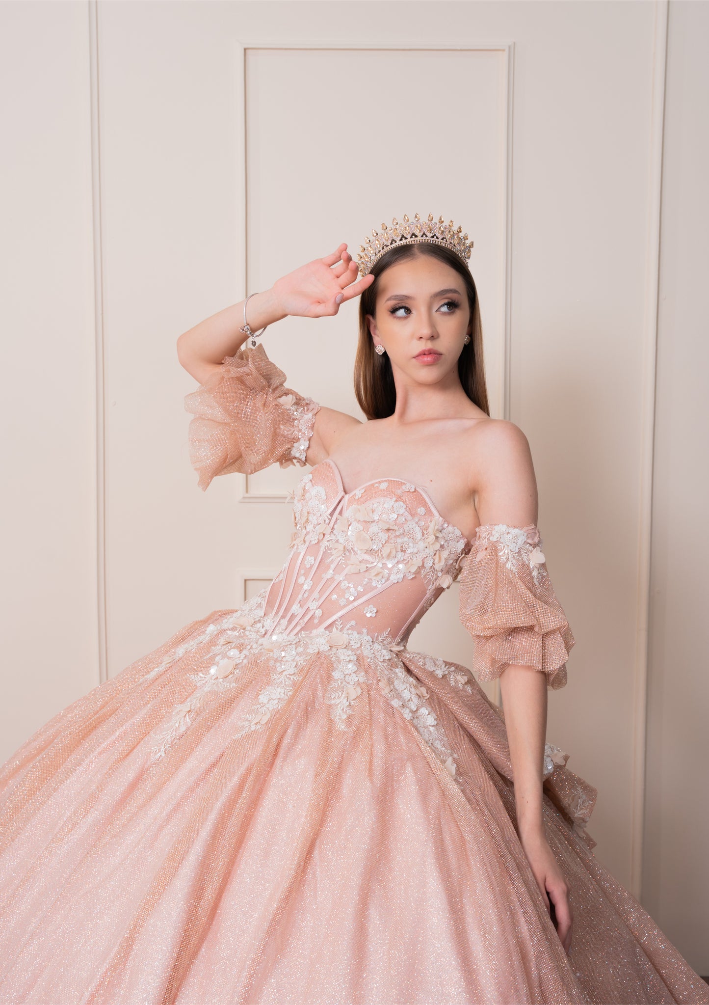 Vestido de XV Años Rose Gold Glitter Mangas Amponas con Encaje y Pedrería