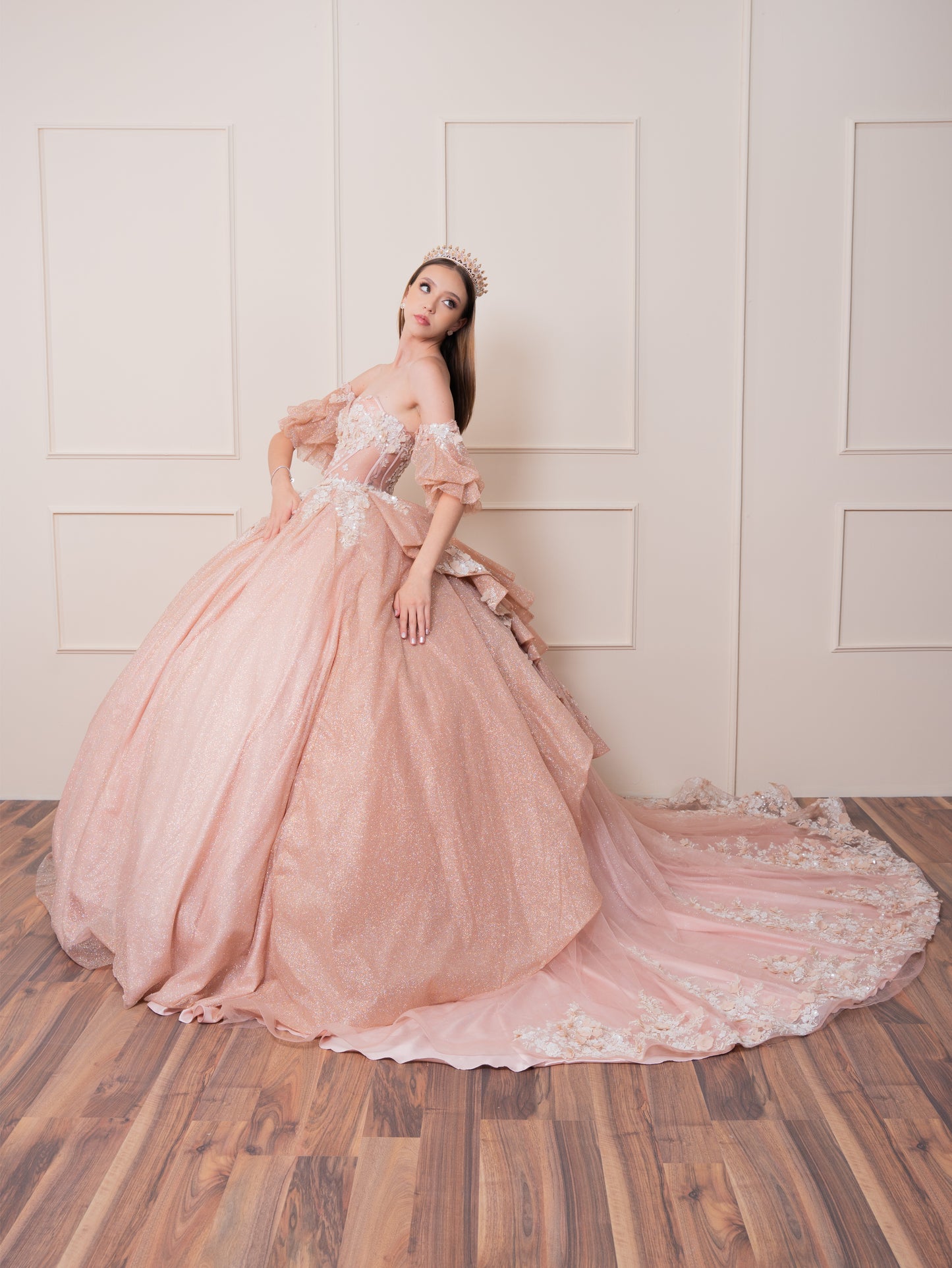 Vestido de XV Años Rose Gold Glitter Mangas Amponas con Encaje y Pedrería