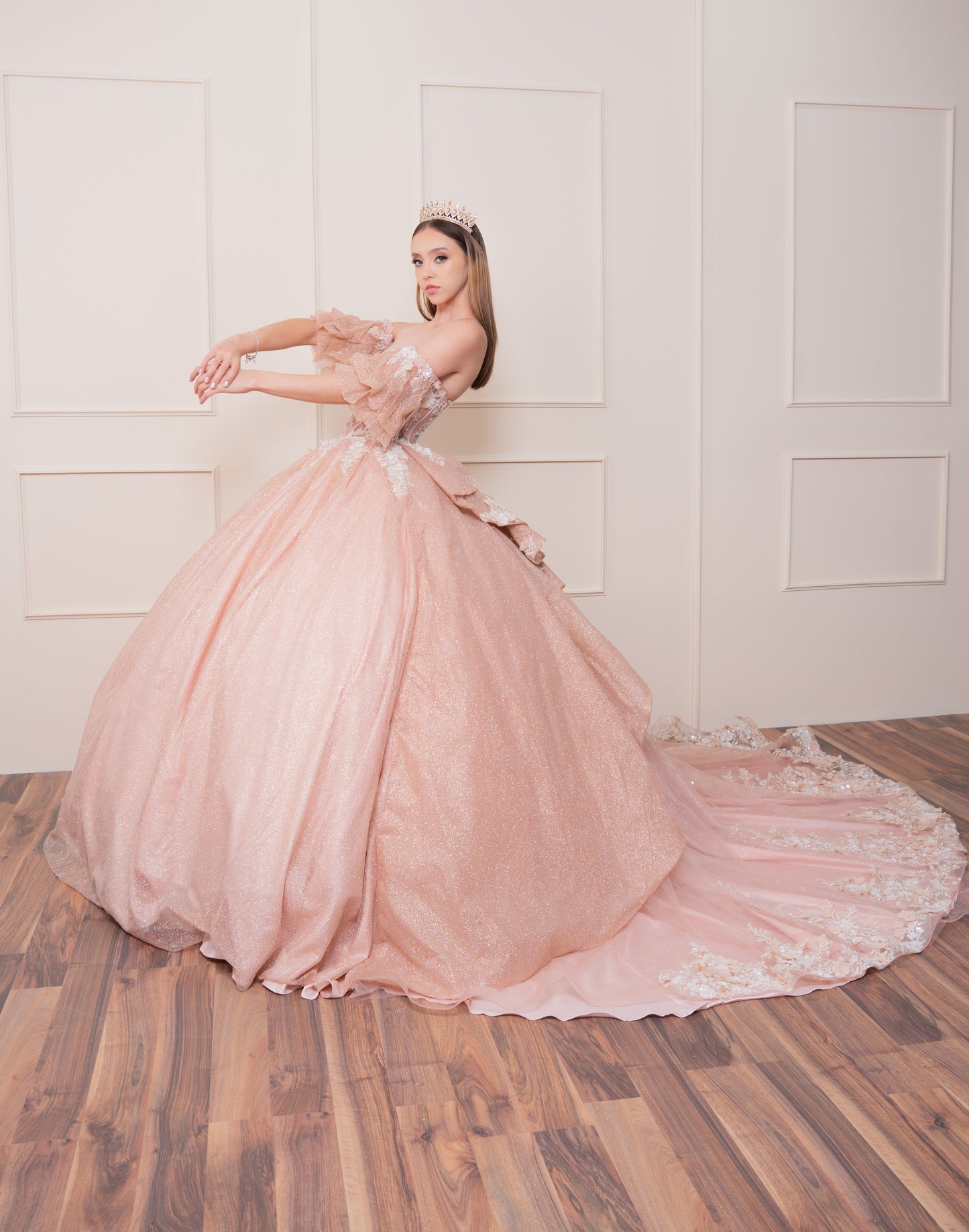 Vestido de XV Años Rose Gold Glitter Mangas Amponas con Encaje y Pedrería