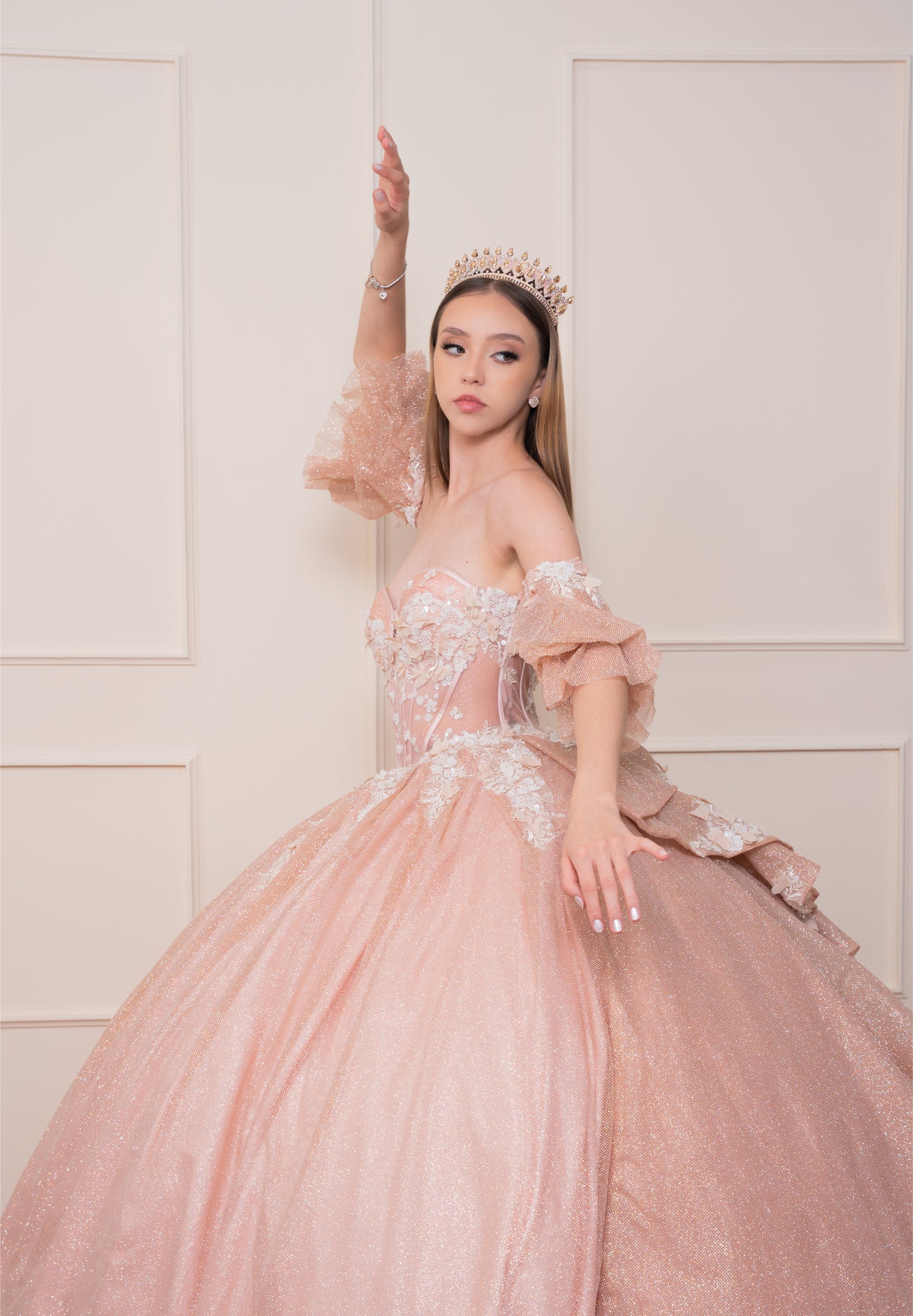 Vestido de XV Años Rose Gold Glitter Mangas Amponas con Encaje y Pedrería
