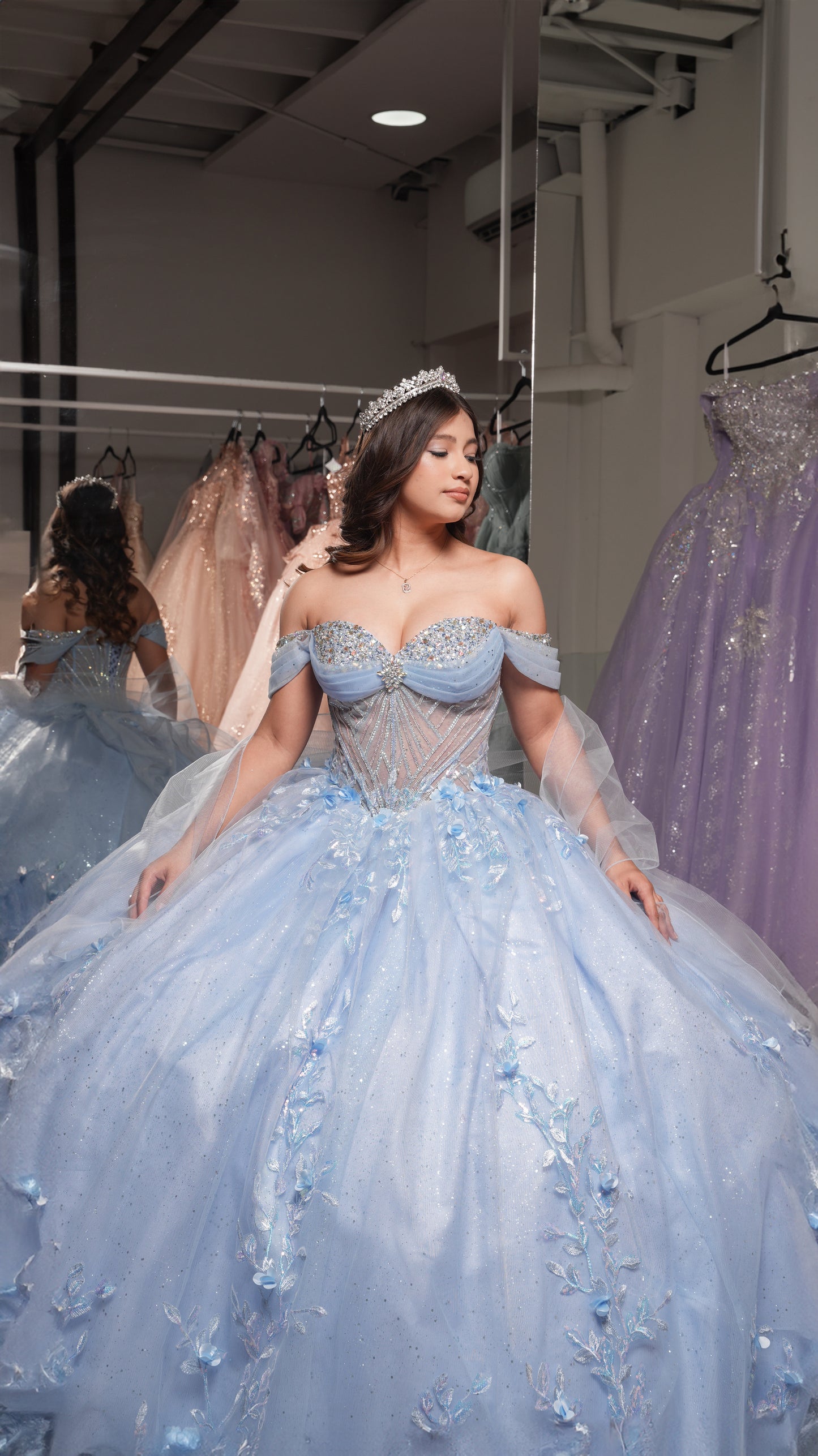 Vestido XV Años Azul Cielo Encaje Flores Manga Campesinas Piedras Pecho