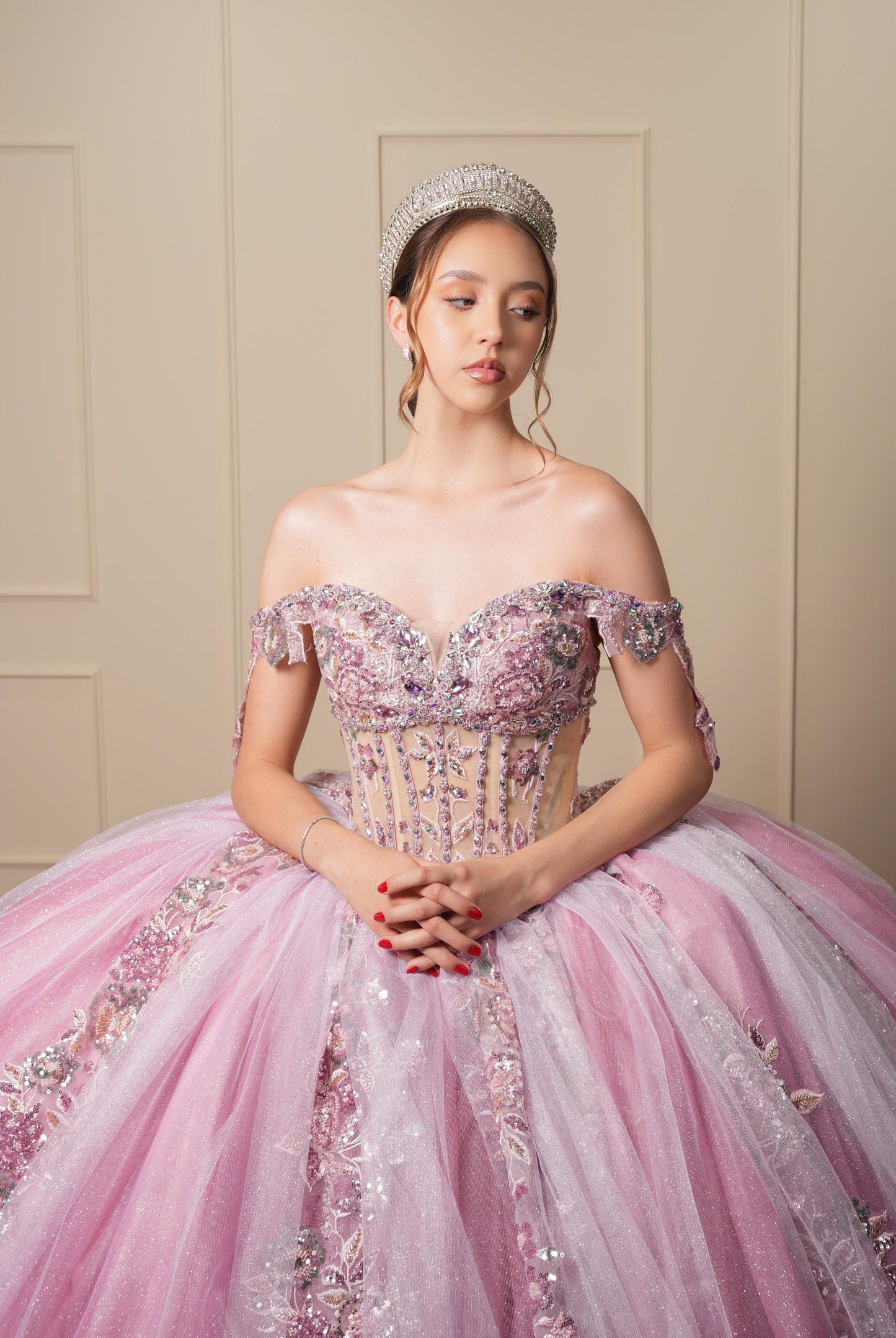 Vestido de XV Años Rosa Pedrería Tornasol en Corset con Moño Brillosos