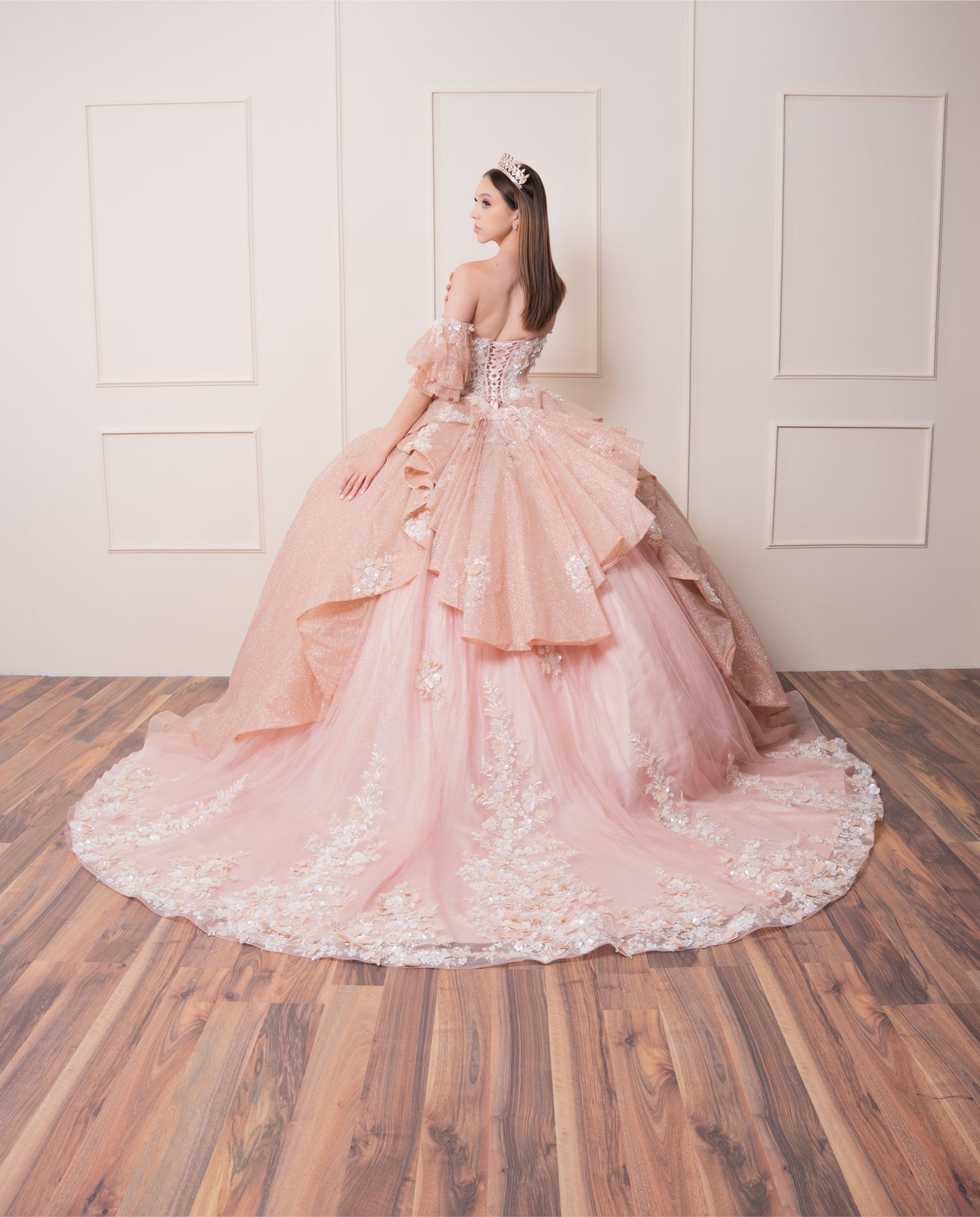 Vestido de XV Años Rose Gold Glitter Mangas Amponas con Encaje y Pedrería