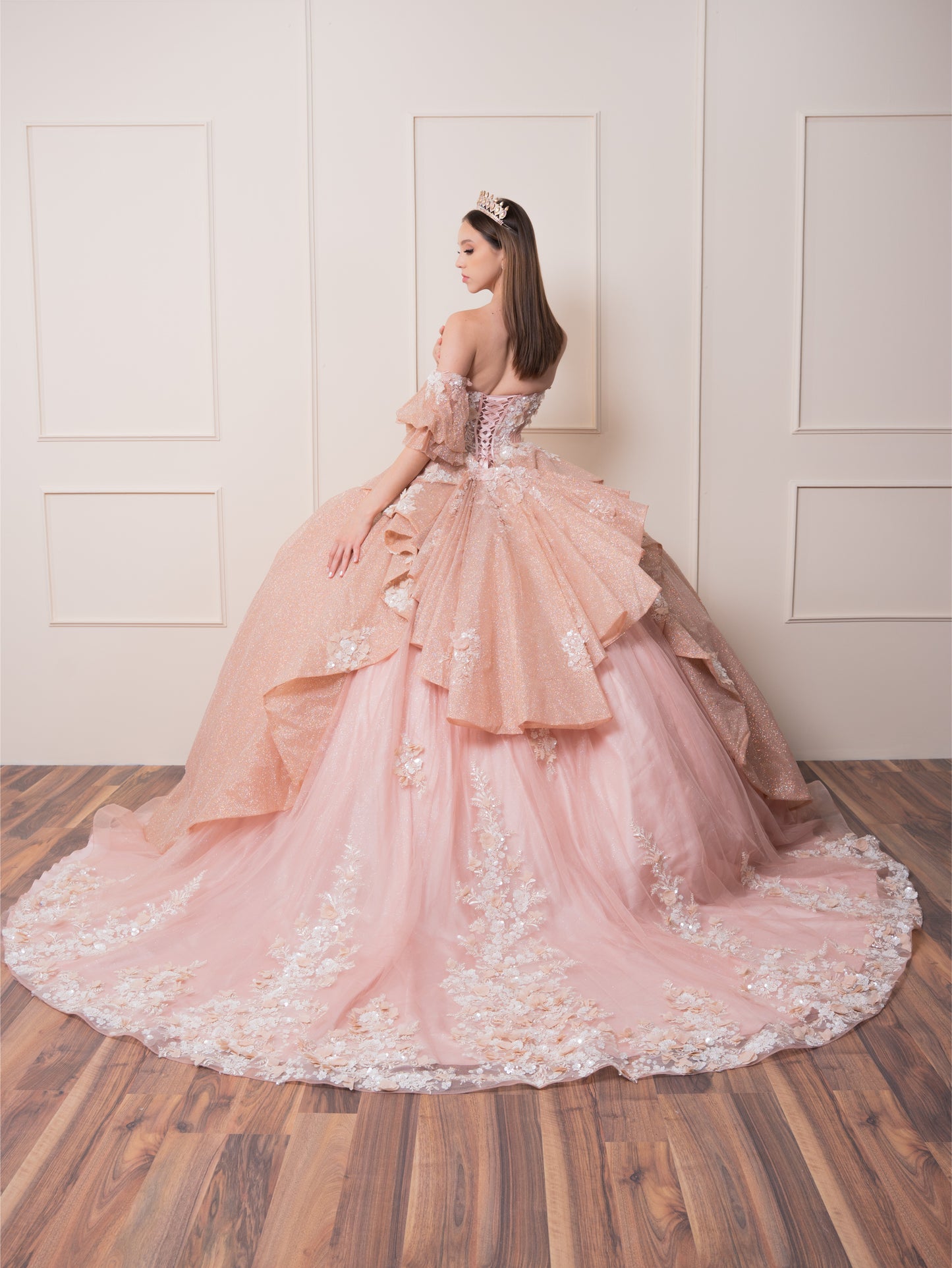 Vestido de XV Años Rose Gold Glitter Mangas Amponas con Encaje y Pedrería