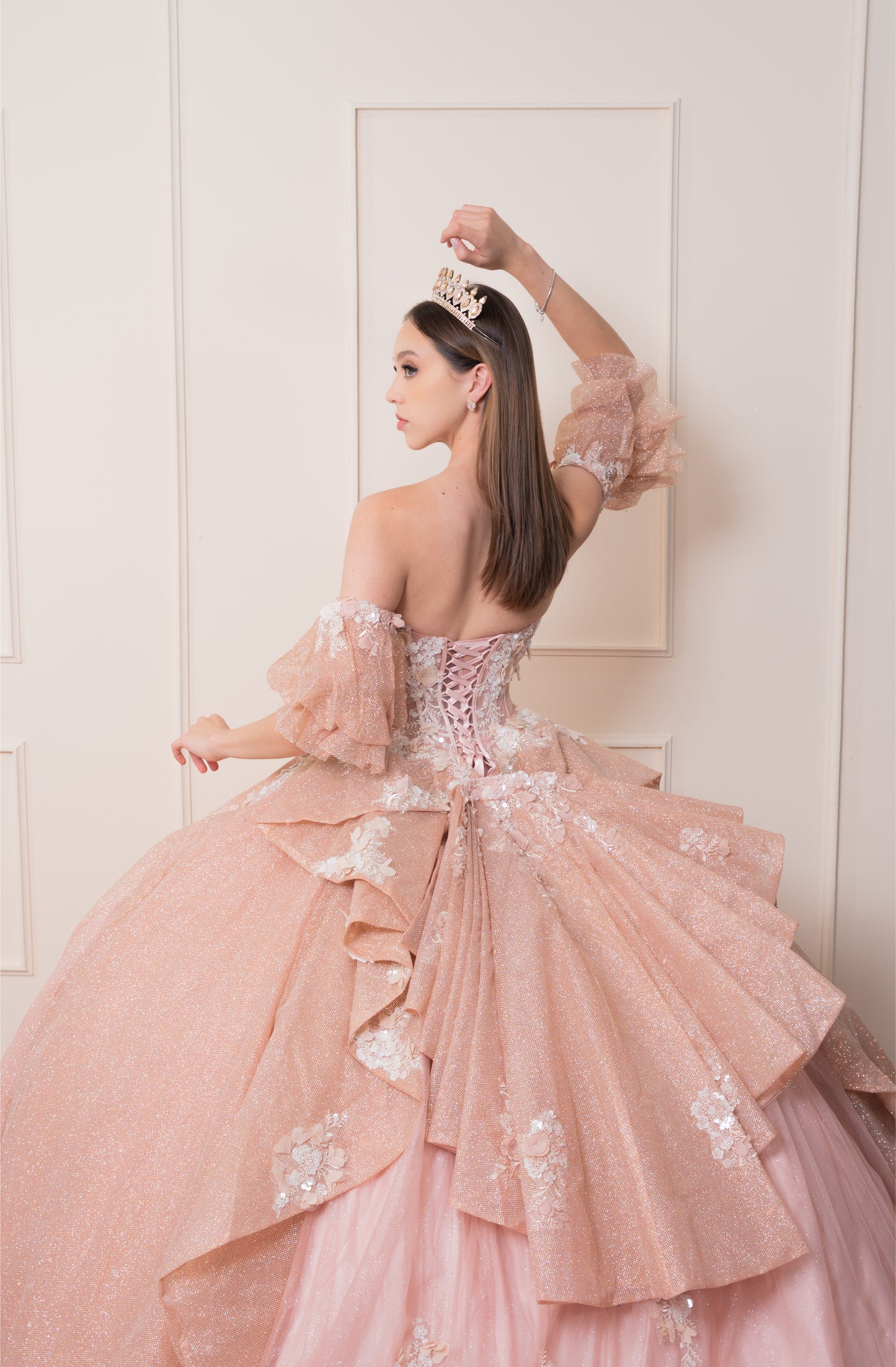 Vestido de XV Años Rose Gold Glitter Mangas Amponas con Encaje y Pedrería