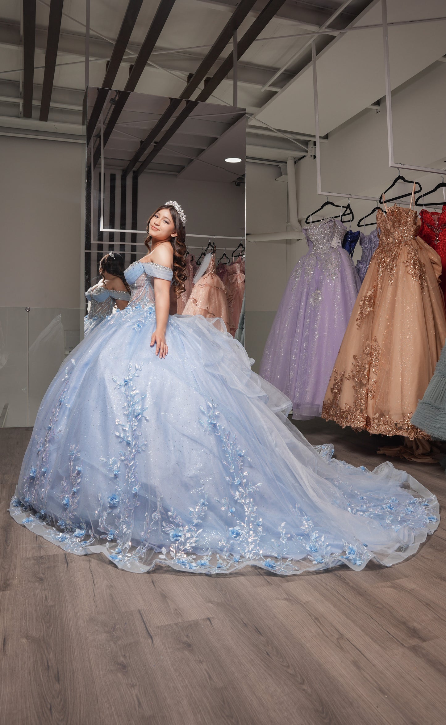 Vestido XV Años Azul Cielo Encaje Flores Manga Campesinas Piedras Pecho