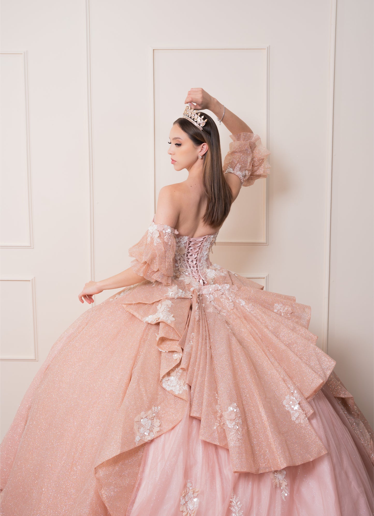 Vestido de XV Años Rose Gold Glitter Mangas Amponas con Encaje y Pedrería