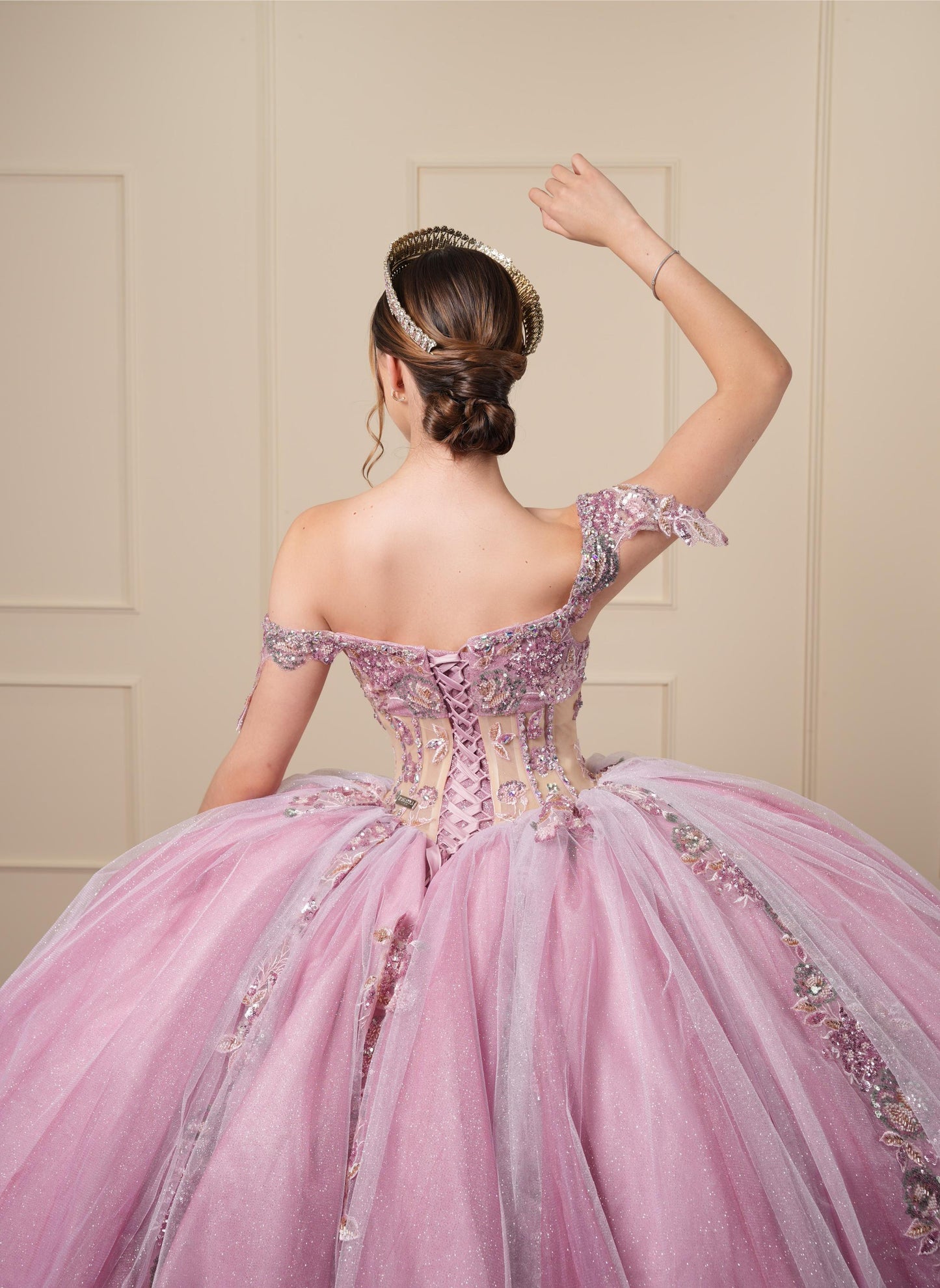 Vestido de XV Años Rosa Pedrería Tornasol en Corset con Moño Brillosos