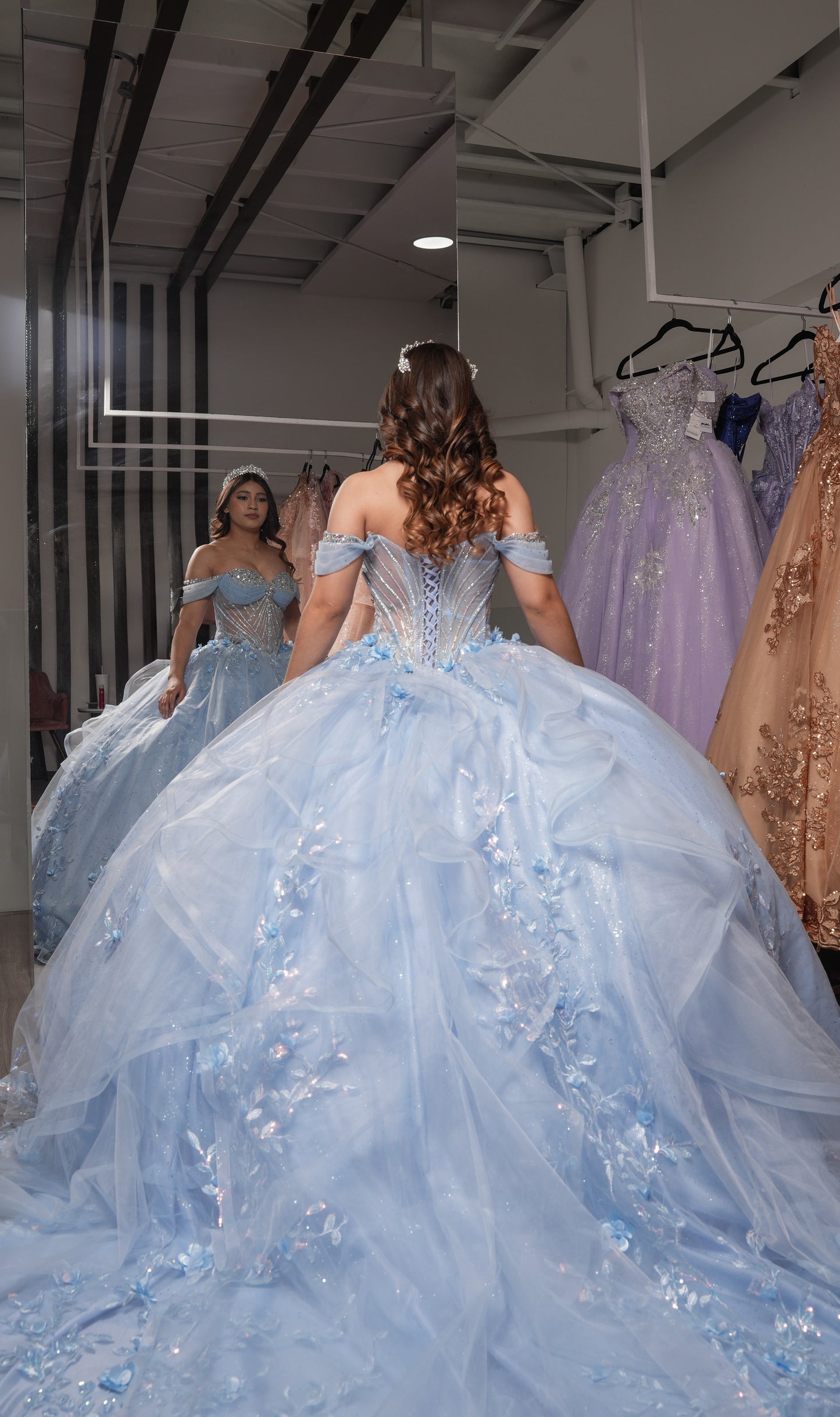 Vestido XV Años Azul Cielo Encaje Flores Manga Campesinas Piedras Pecho