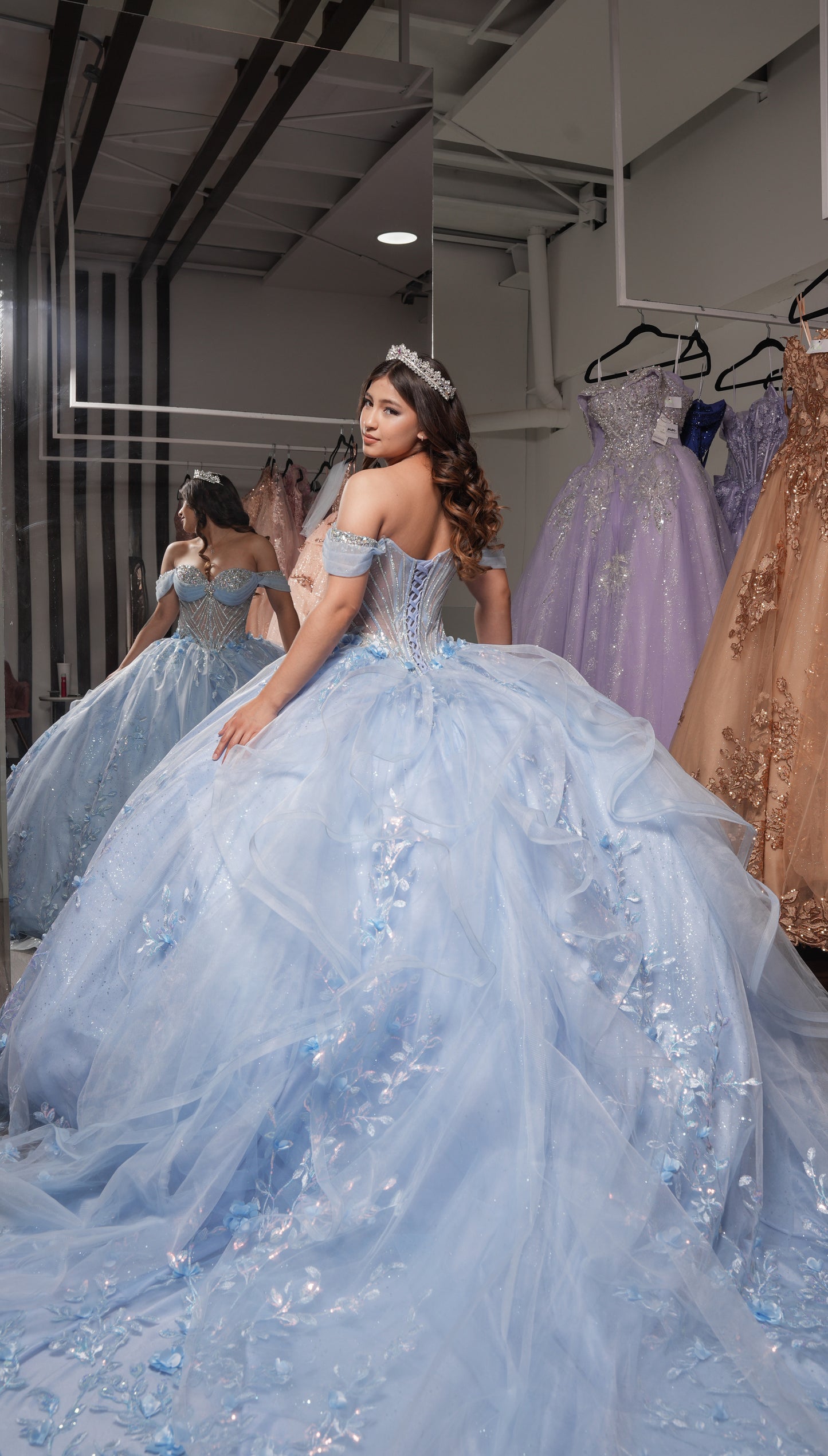 Vestido XV Años Azul Cielo Encaje Flores Manga Campesinas Piedras Pecho