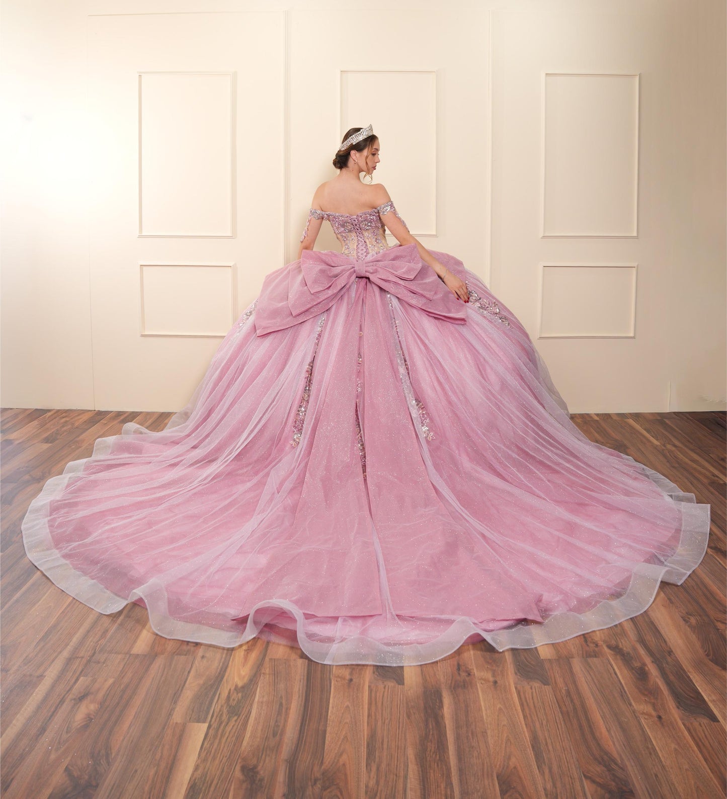 Vestido de XV Años Rosa Pedrería Tornasol en Corset con Moño Brillosos
