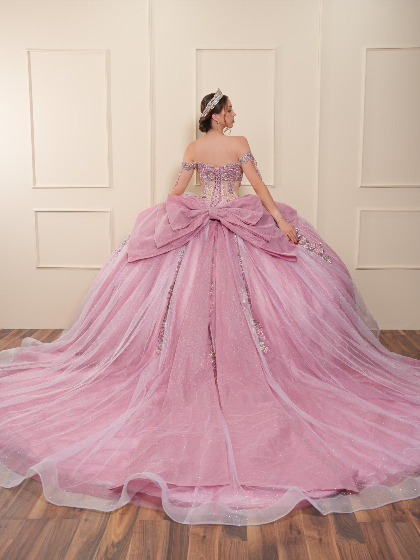 Vestido de XV Años Rosa Pedrería Tornasol en Corset con Moño Brillosos