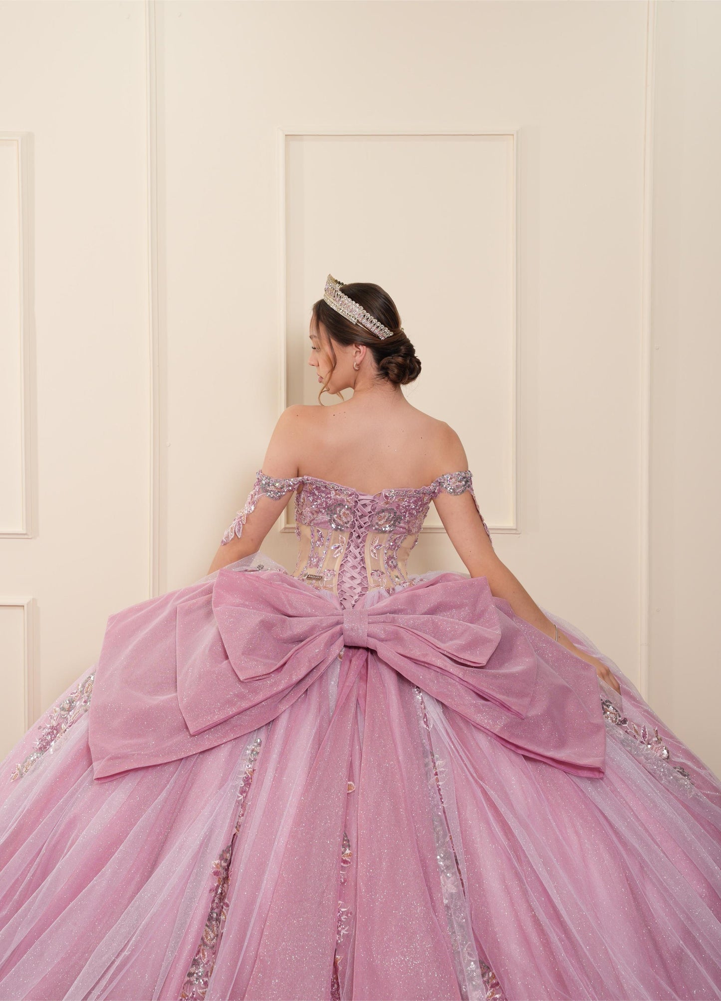 Vestido de XV Años Rosa Pedrería Tornasol en Corset con Moño Brillosos