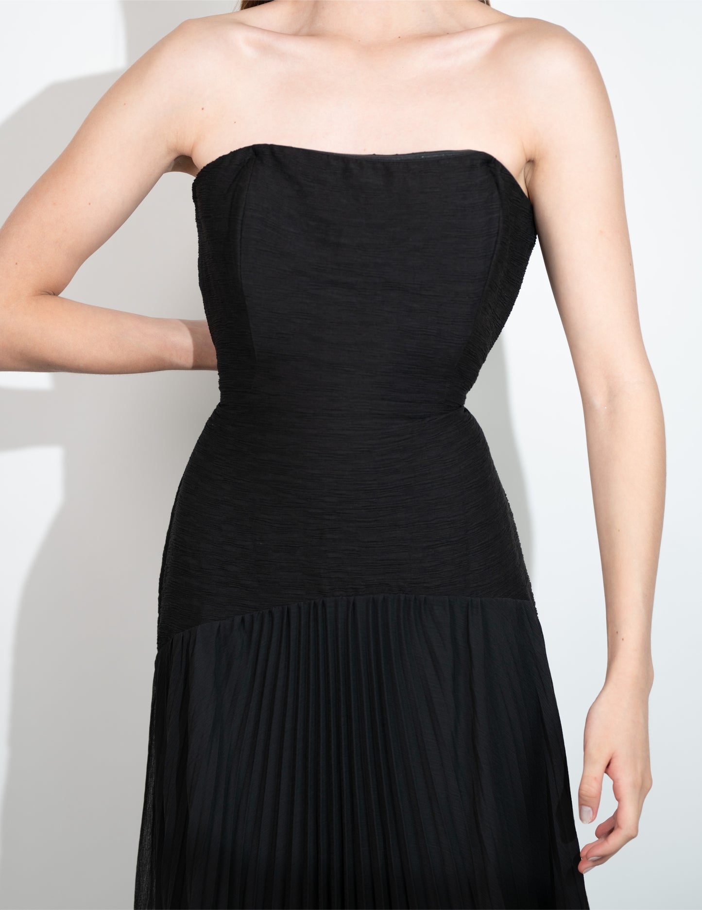 Vestido Negro Corset Con Tablones En Falda