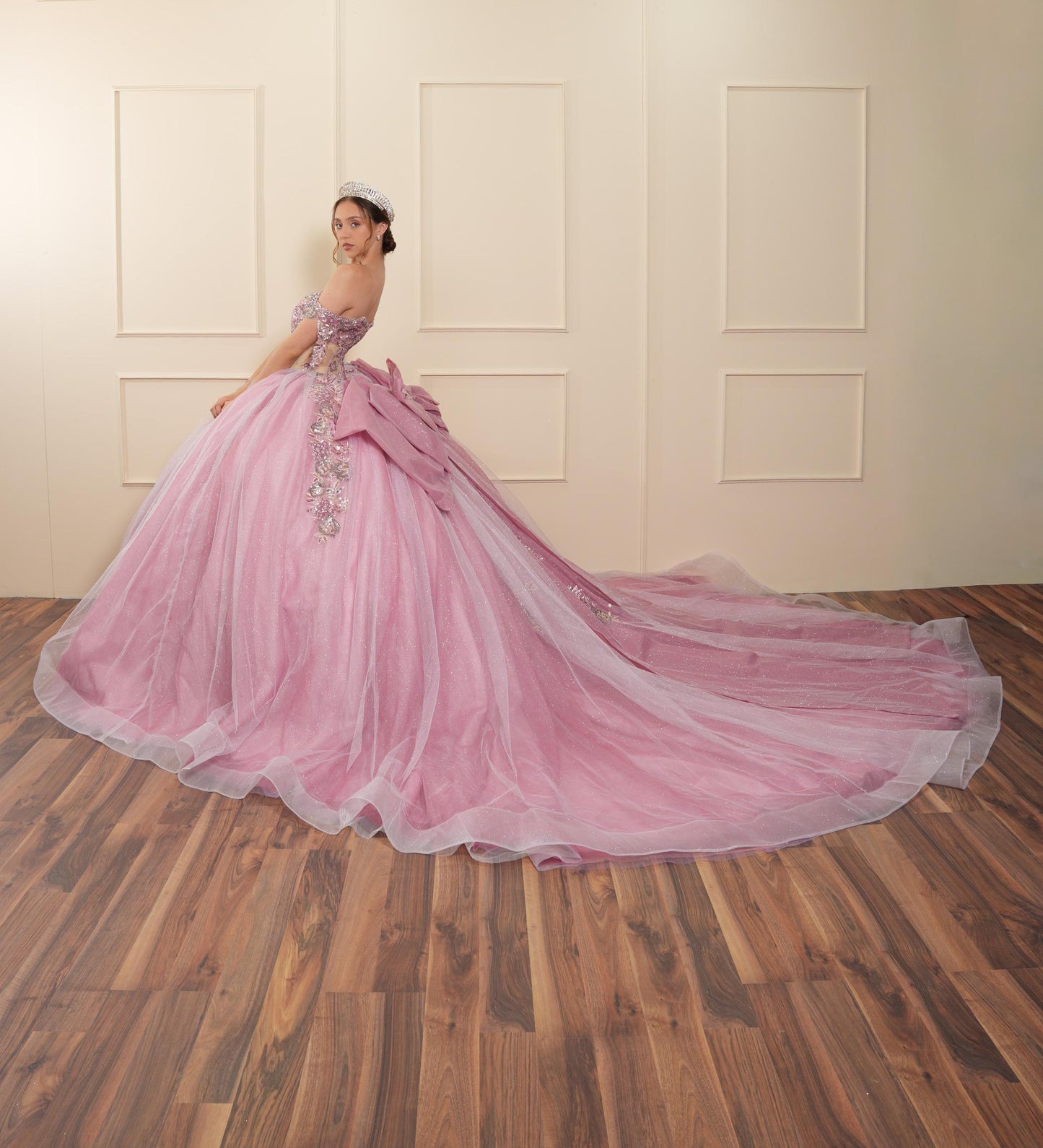 Vestido de XV Años Rosa Pedrería Tornasol en Corset con Moño Brillosos